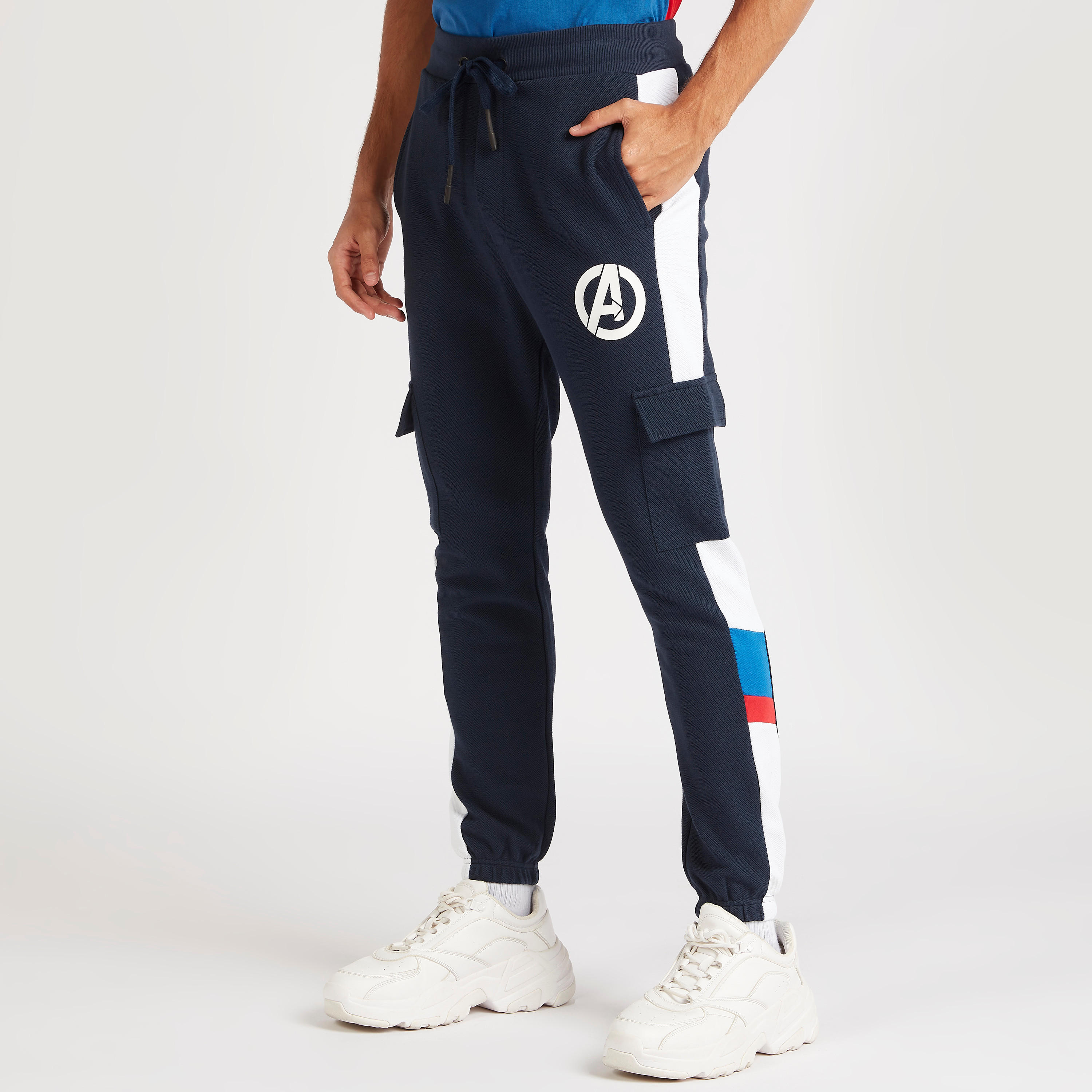 بنطلون رياضي بخصر متوسّط الارتفاع وجيوب وطبعات أفينجرز-men-clothing-bottoms-joggers-image-1