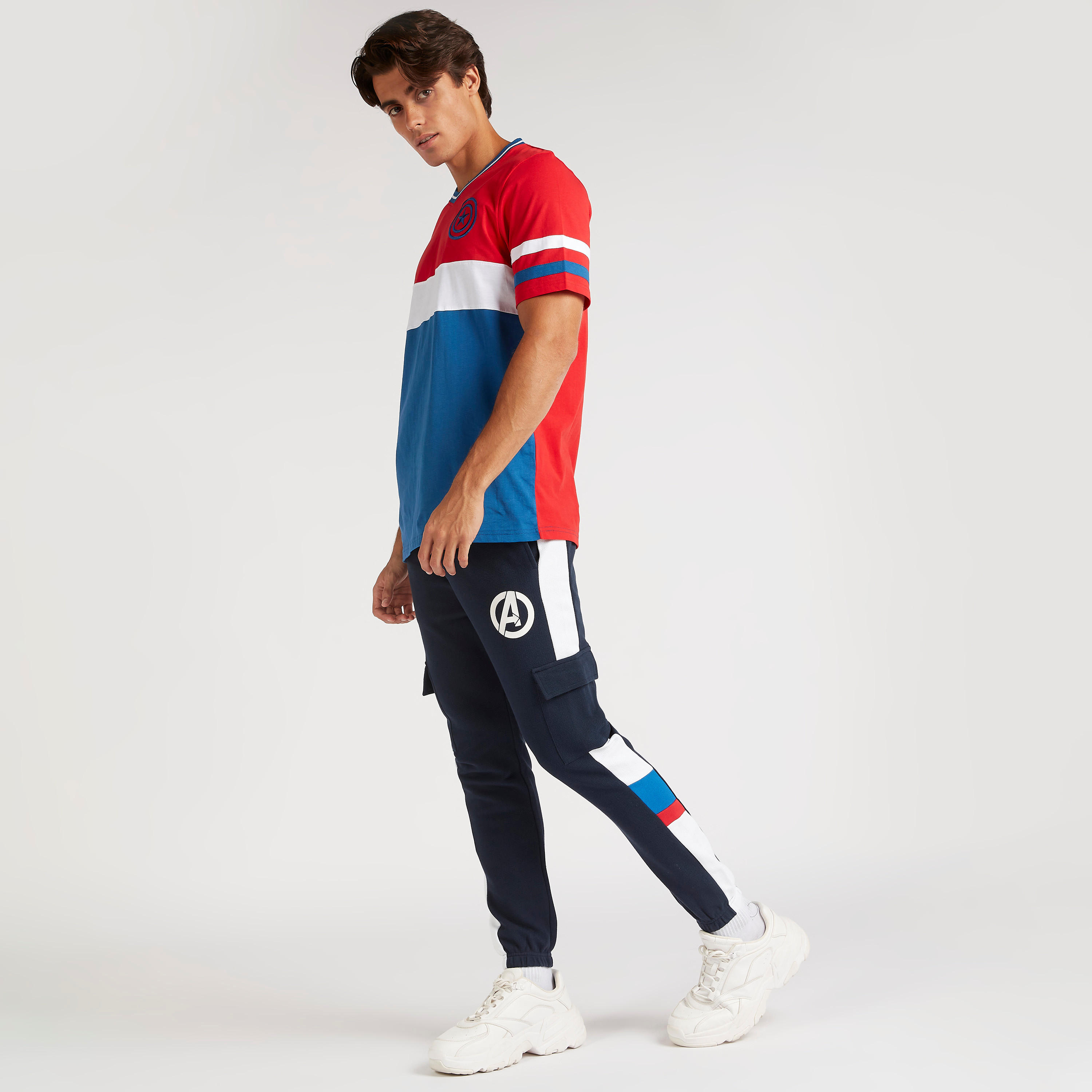 بنطلون رياضي بخصر متوسّط الارتفاع وجيوب وطبعات أفينجرز-men-clothing-bottoms-joggers-image-2
