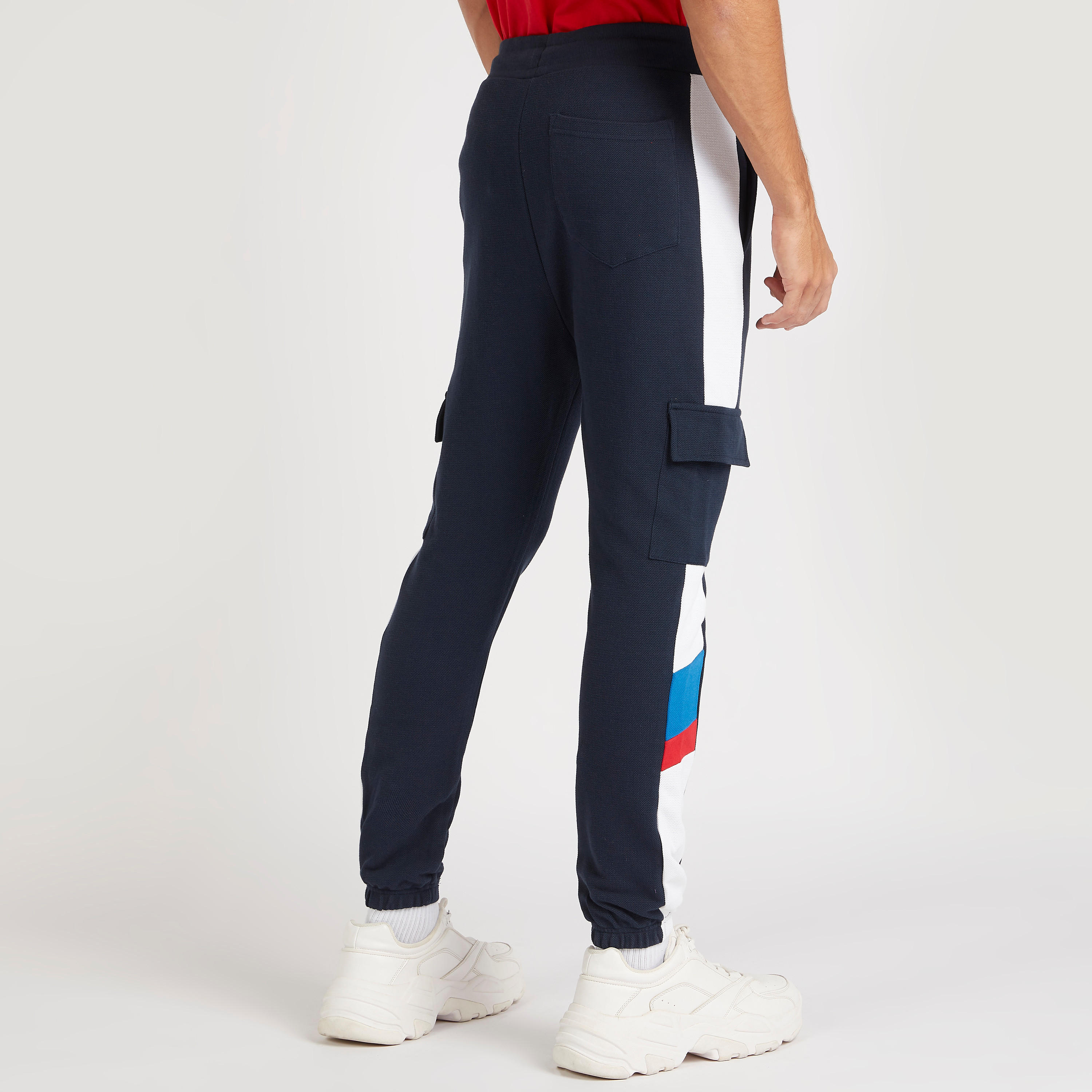 بنطلون رياضي بخصر متوسّط الارتفاع وجيوب وطبعات أفينجرز-men-clothing-bottoms-joggers-image-4