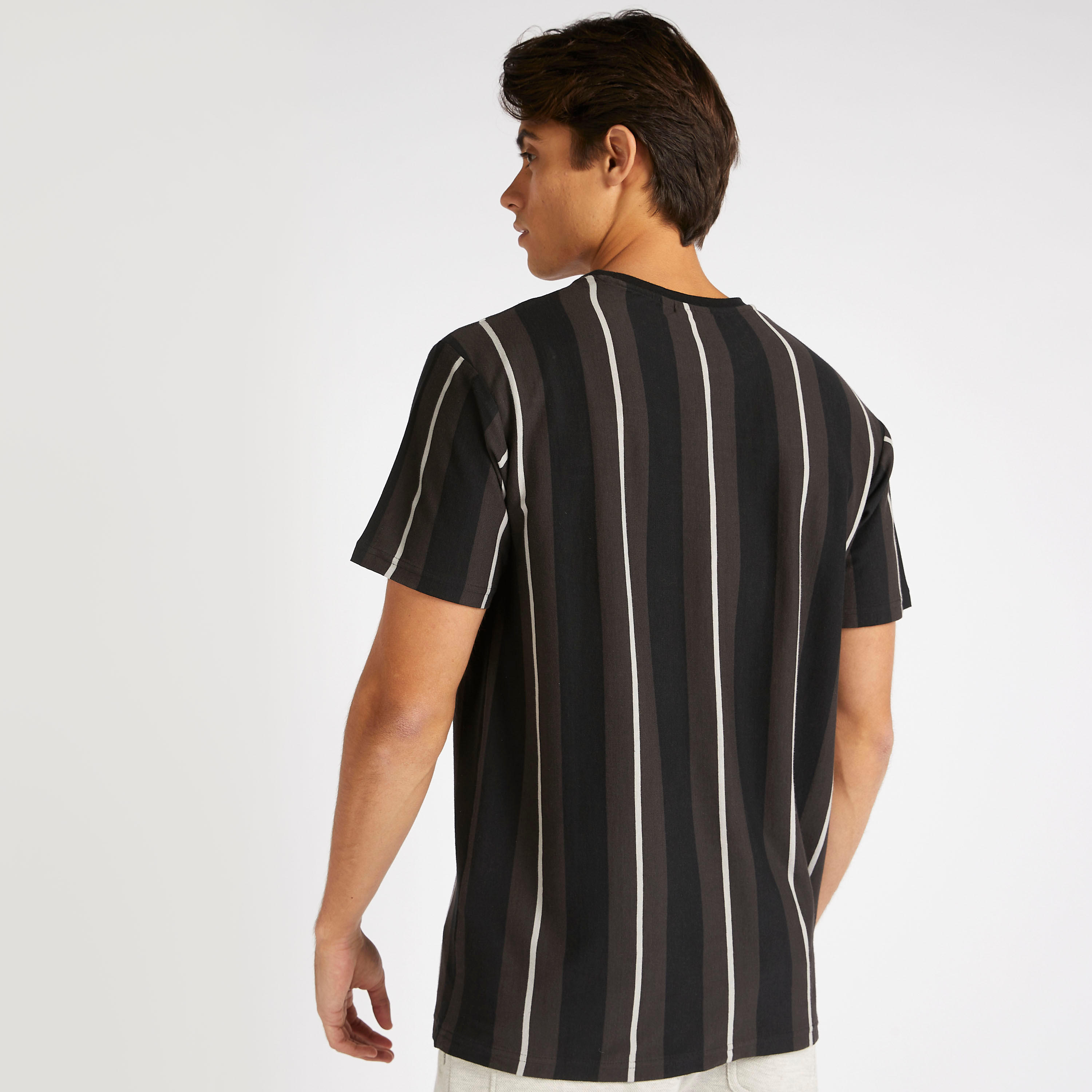 تيشيرت بأكمام قصيرة وياقة ضيّقة وطبعات توب جان-men-clothing-tshirtsandpolos-tshirts-image-4