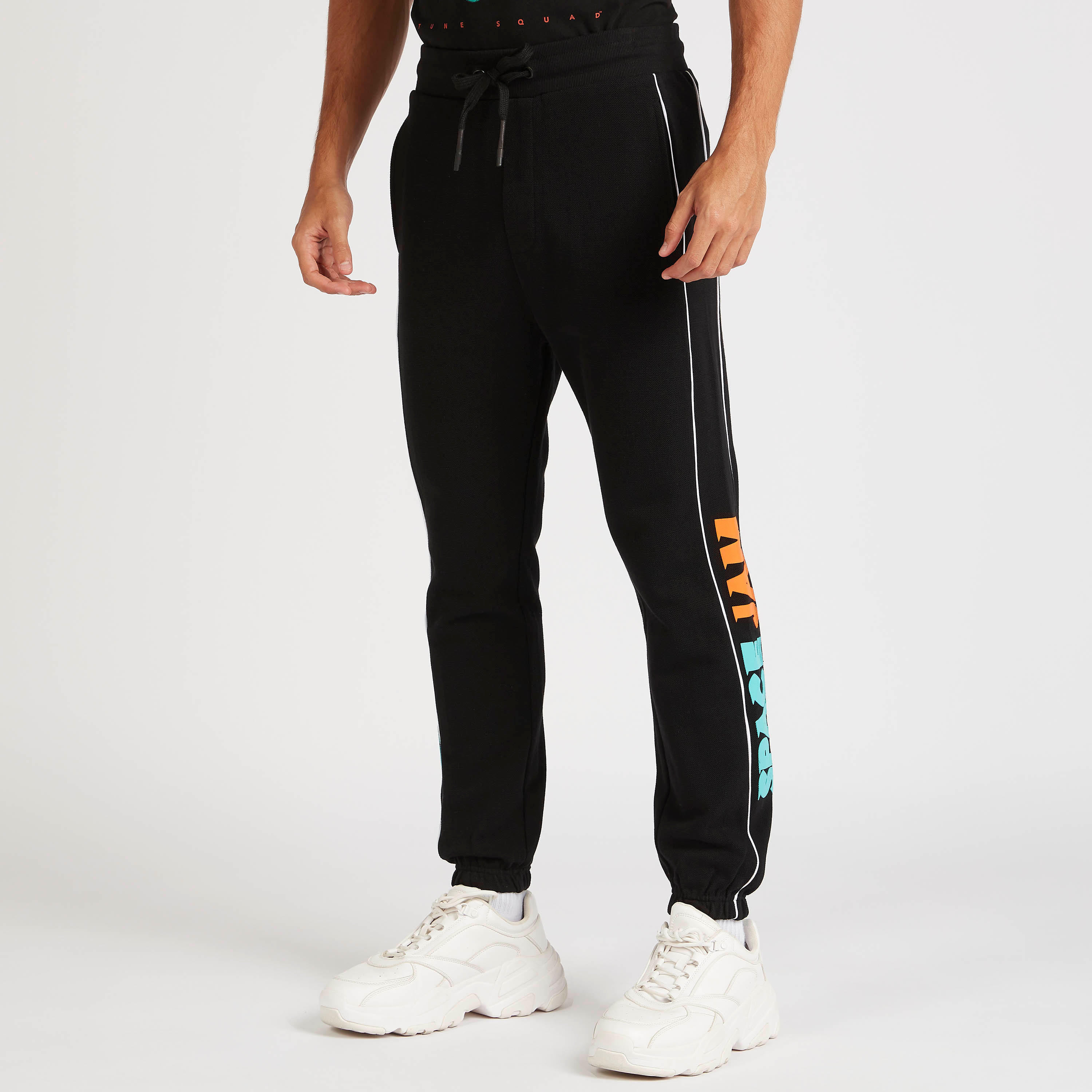 بنطلون رياضي بطبعات جام ورباط إغلاق وجيوب-men-clothing-bottoms-joggers-image-5