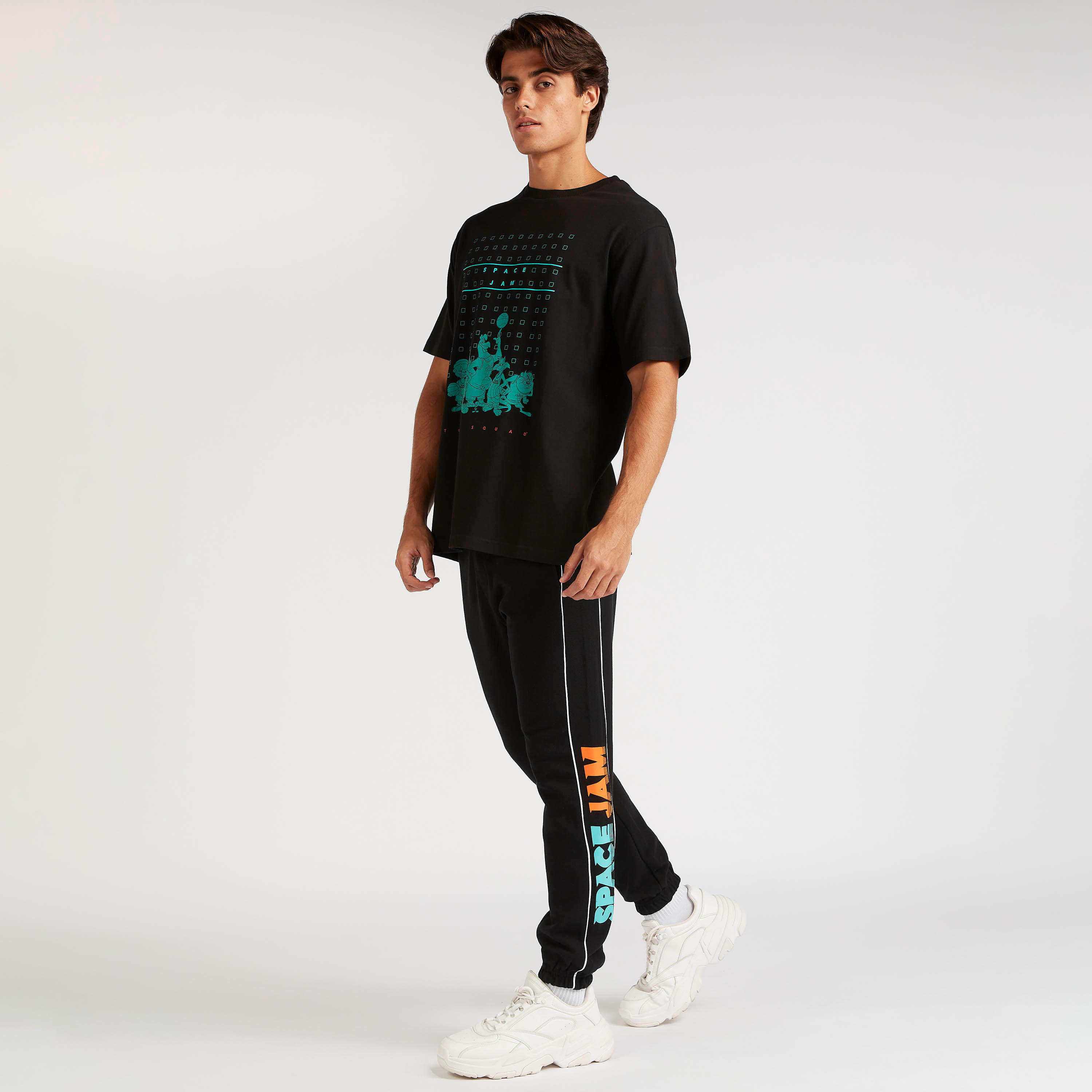 بنطلون رياضي بطبعات جام ورباط إغلاق وجيوب-men-clothing-bottoms-joggers-image-4