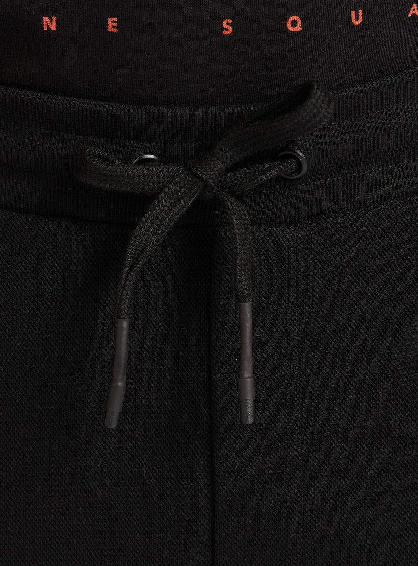 بنطلون رياضي بطبعات جام ورباط إغلاق وجيوب-men-clothing-bottoms-joggers-image-3