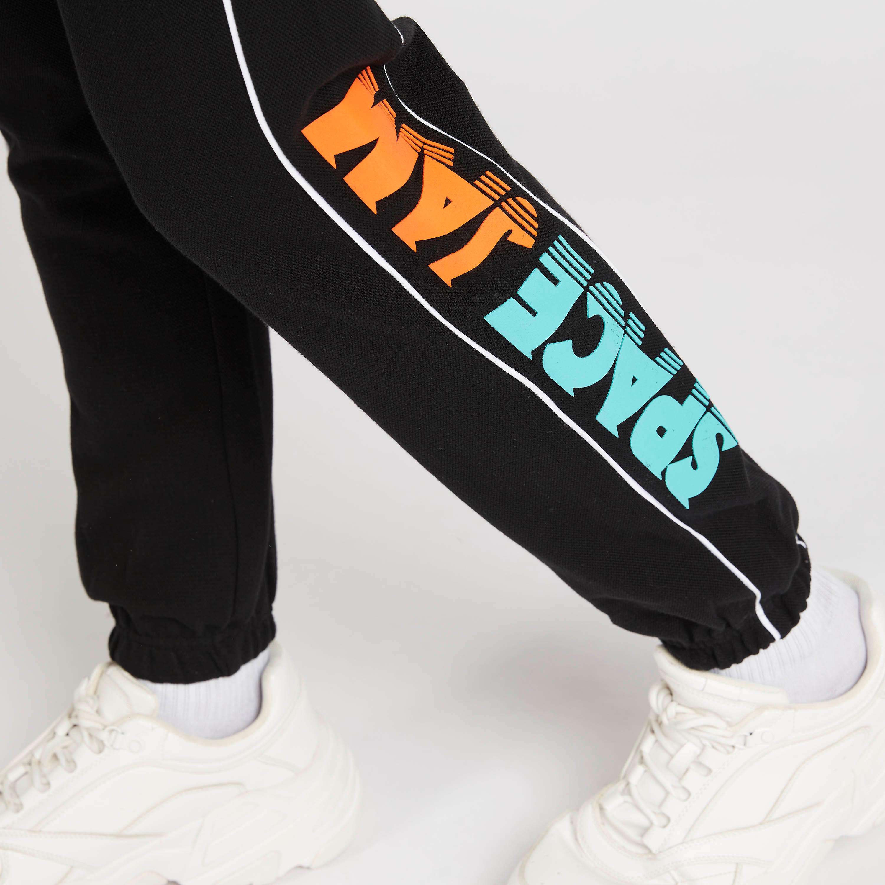 بنطلون رياضي بطبعات جام ورباط إغلاق وجيوب-men-clothing-bottoms-joggers-image-2