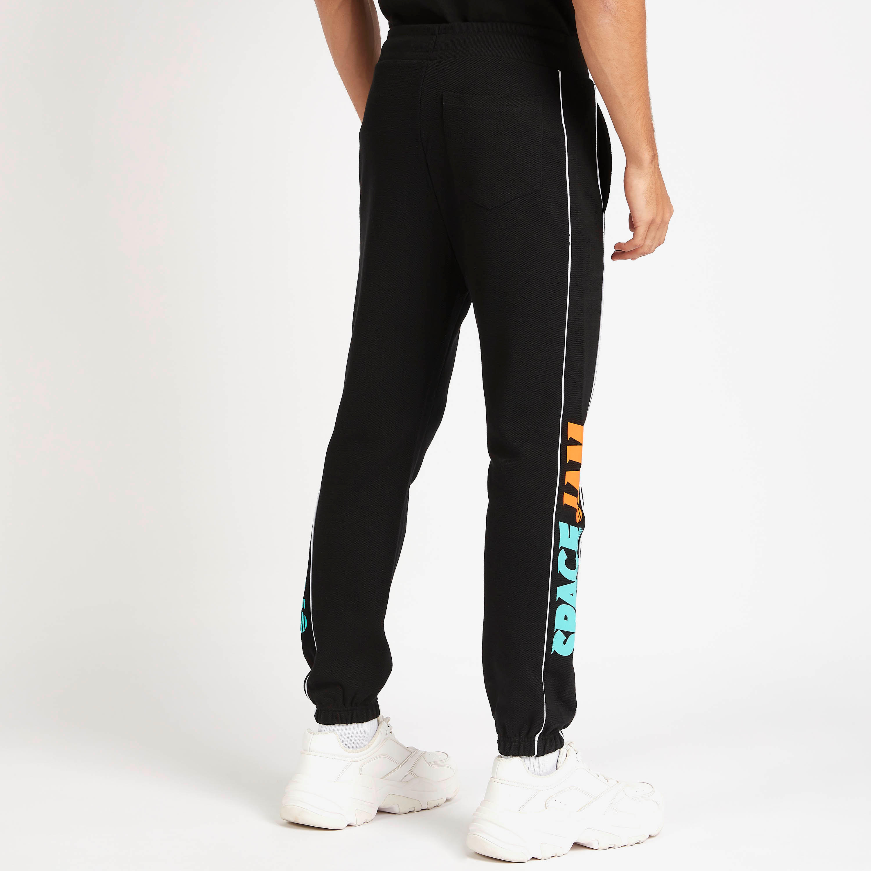 بنطلون رياضي بطبعات جام ورباط إغلاق وجيوب-men-clothing-bottoms-joggers-image-1