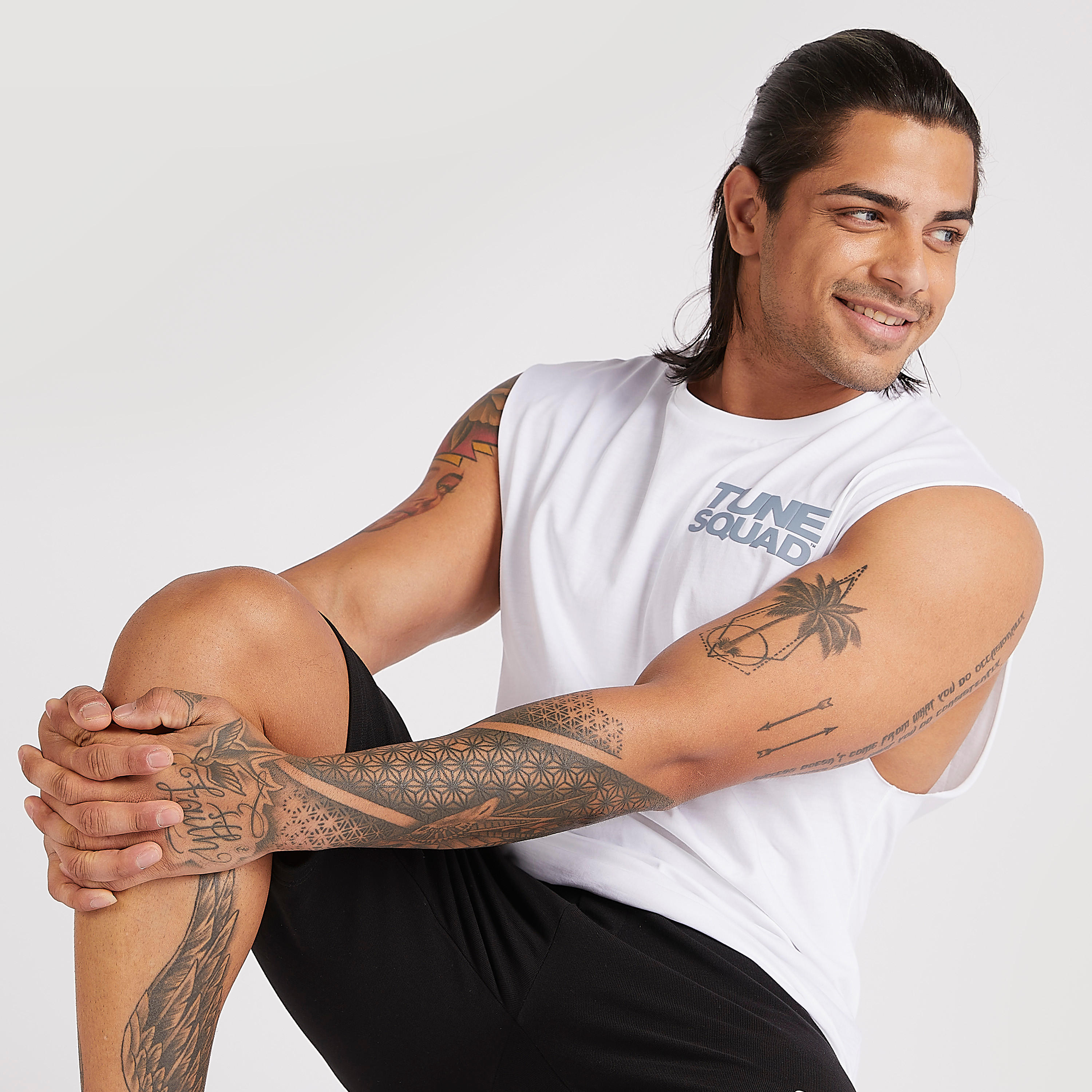 سترة بياقة ضيقة وطبعات-men-clothing-tshirtsandpolos-vests-image-1