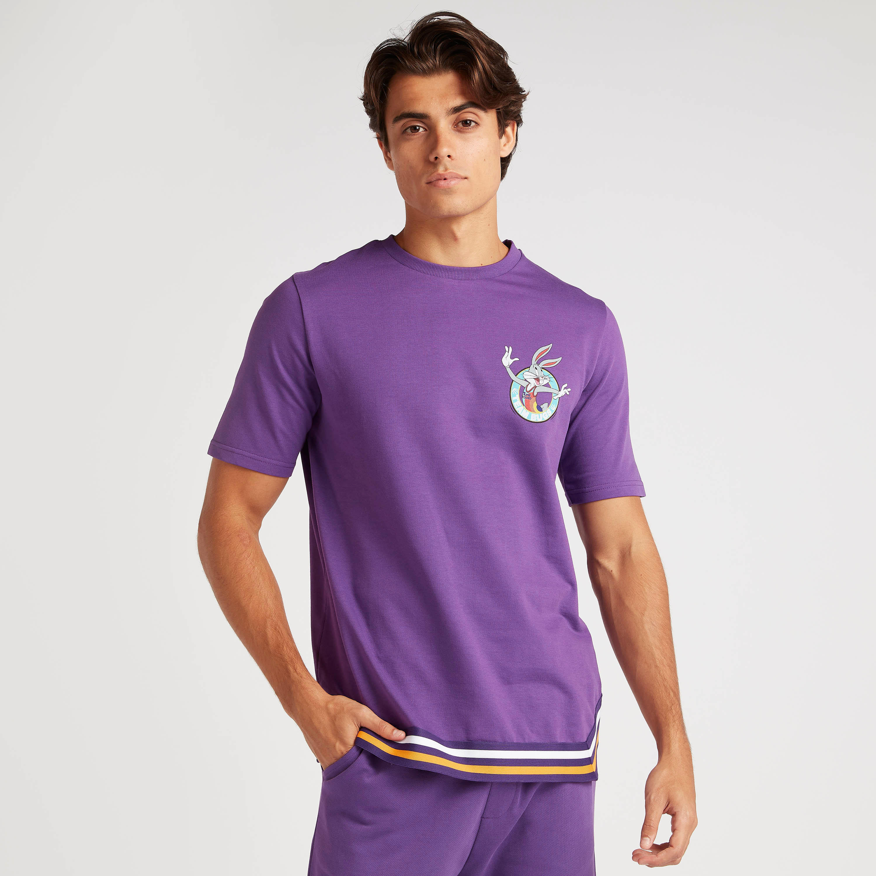تيشيرت بياقة ضيّقة وأكمام قصيرة وطبعات باجز باني-men-clothing-tshirtsandpolos-tshirts-image-6