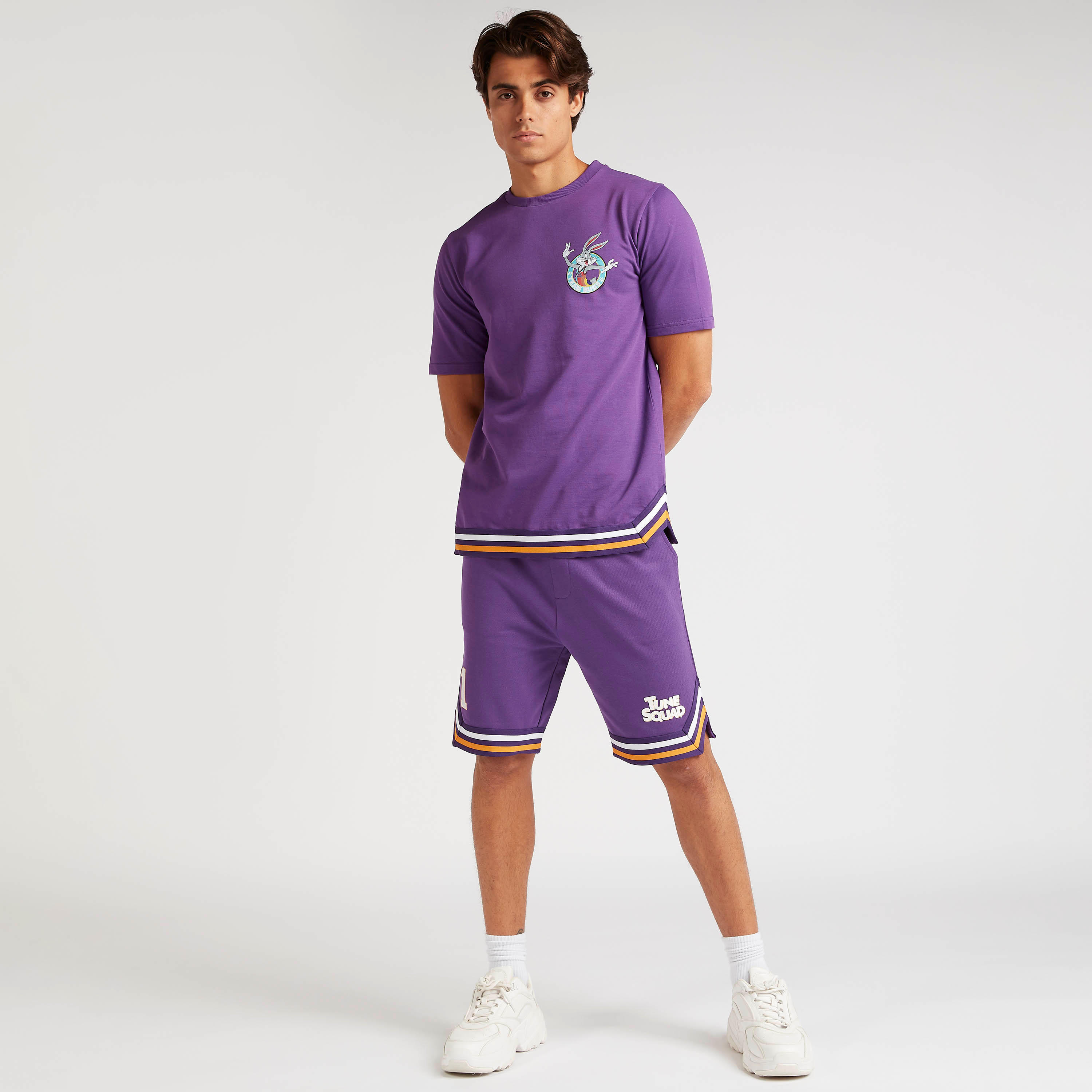 تيشيرت بياقة ضيّقة وأكمام قصيرة وطبعات باجز باني-men-clothing-tshirtsandpolos-tshirts-image-5