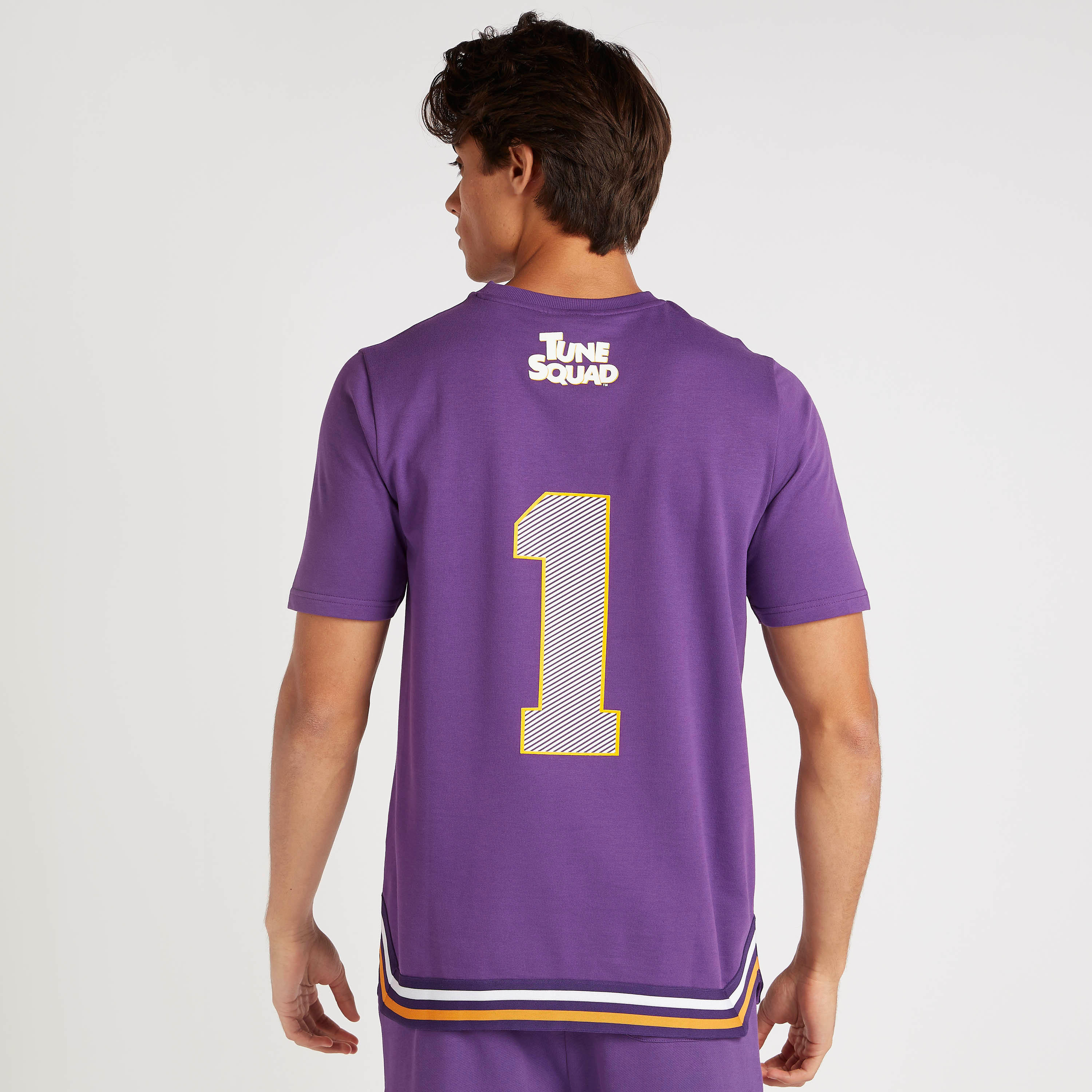 تيشيرت بياقة ضيّقة وأكمام قصيرة وطبعات باجز باني-men-clothing-tshirtsandpolos-tshirts-image-4