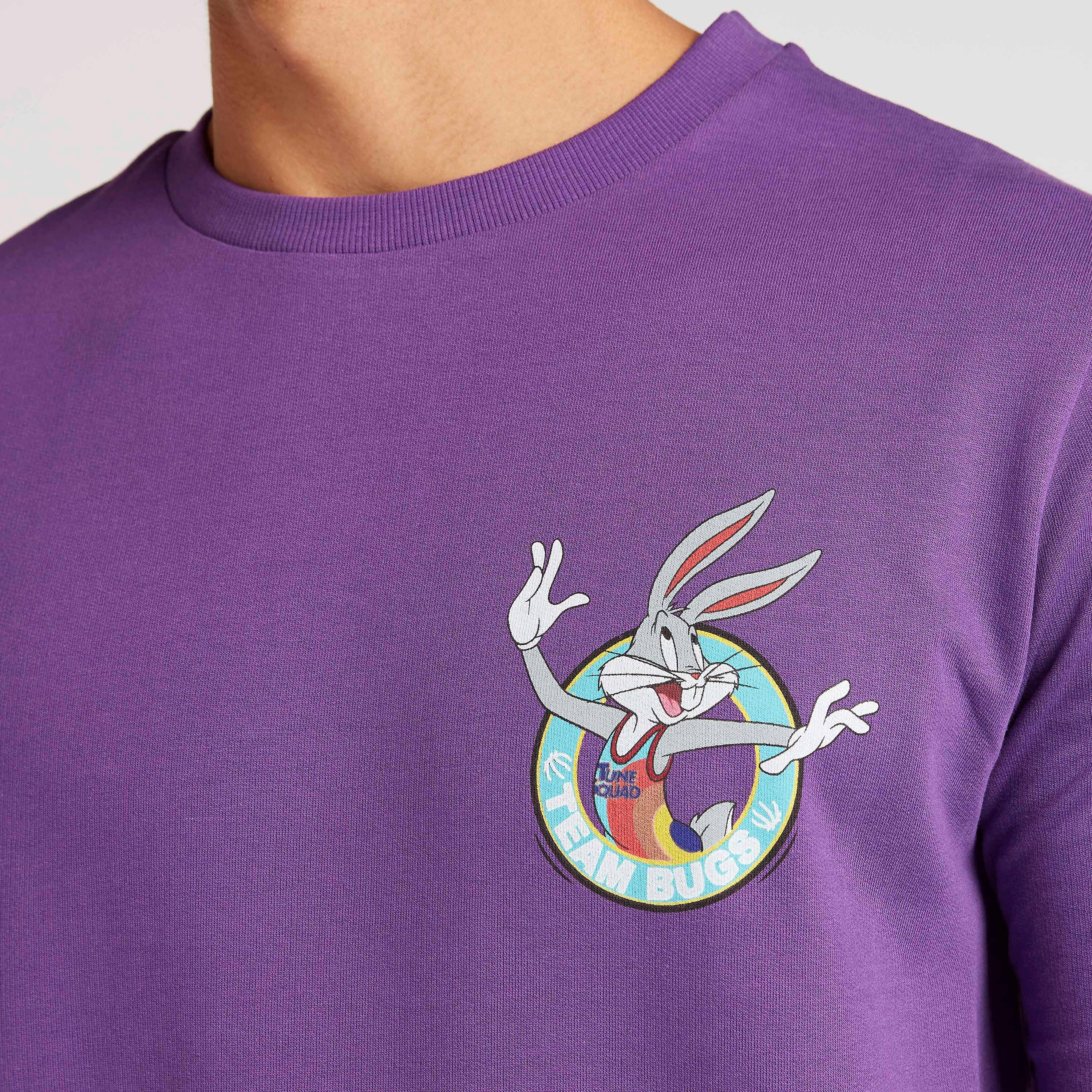تيشيرت بياقة ضيّقة وأكمام قصيرة وطبعات باجز باني-men-clothing-tshirtsandpolos-tshirts-image-3