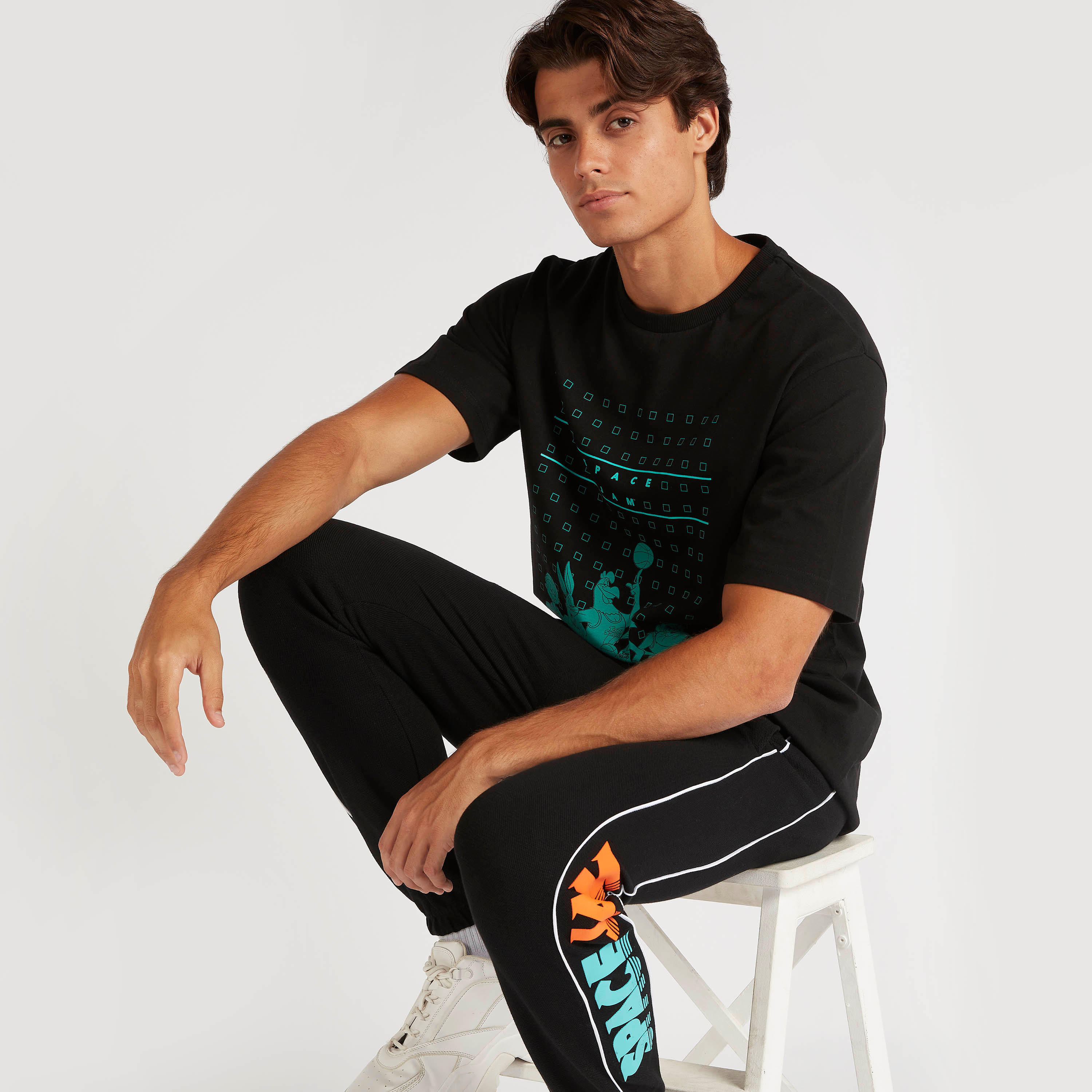 تيشيرت بأكمام قصيرة وياقة ضيّقة وطبعات-men-clothing-tshirtsandpolos-tshirts-image-1