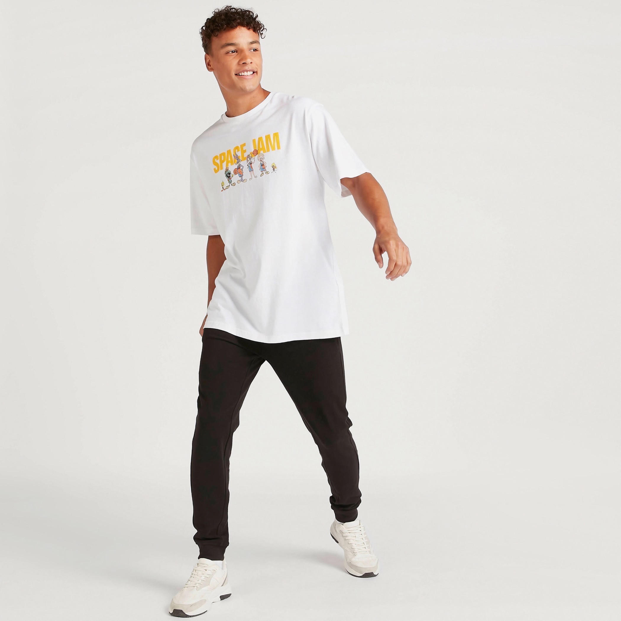 تيشيرت بأكمام قصيرة وياقة ضيّقة وطبعات-men-clothing-tshirtsandpolos-tshirts-image-2