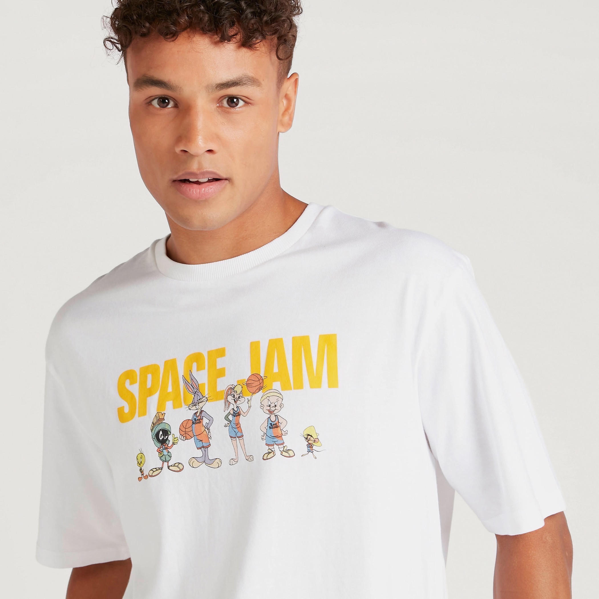 تيشيرت بأكمام قصيرة وياقة ضيّقة وطبعات-men-clothing-tshirtsandpolos-tshirts-image-3