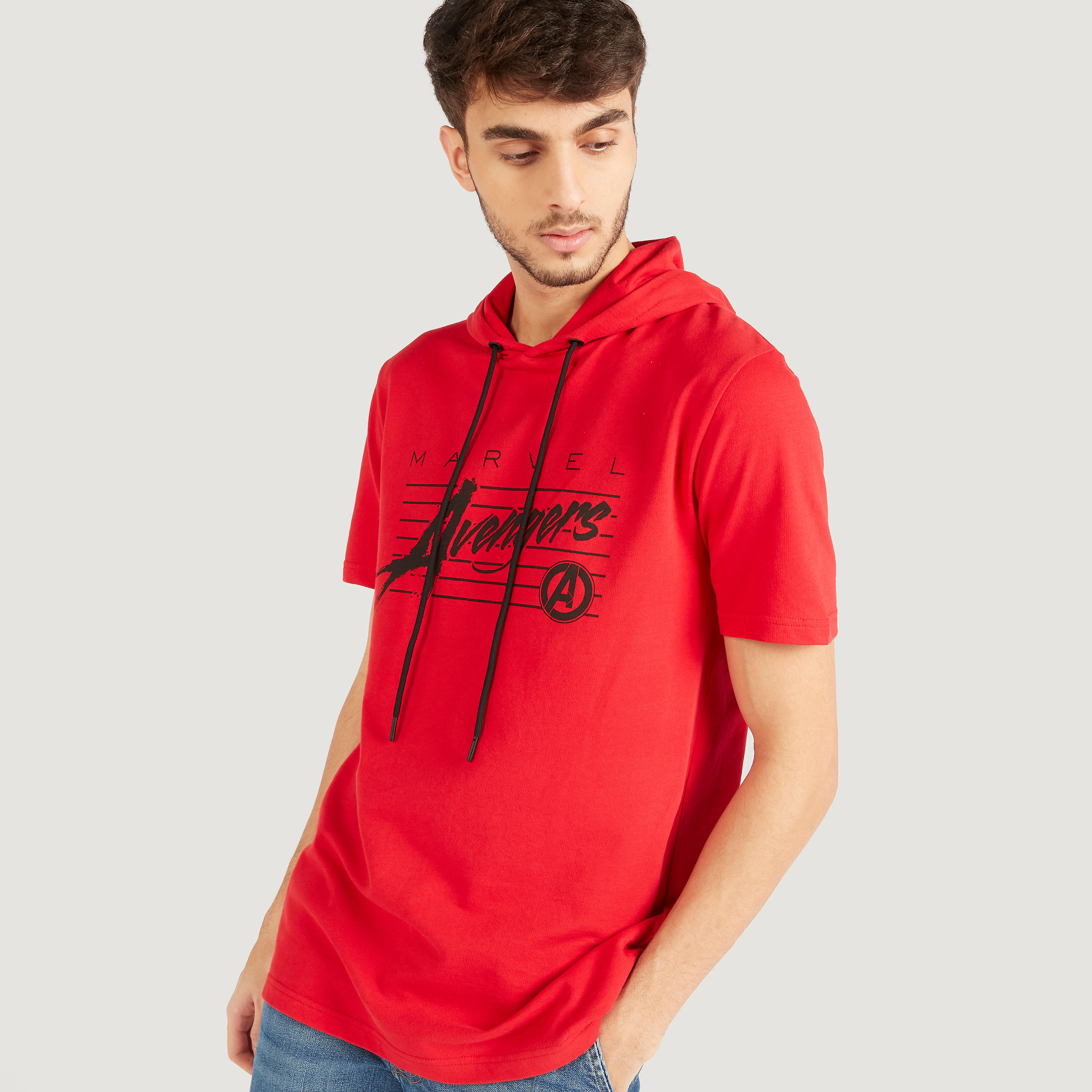 تيشيرت بأكمام قصيرة وياقة بقبّعة وطبعات أفينجرز-men-clothing-tshirtsandpolos-tshirts-image-1