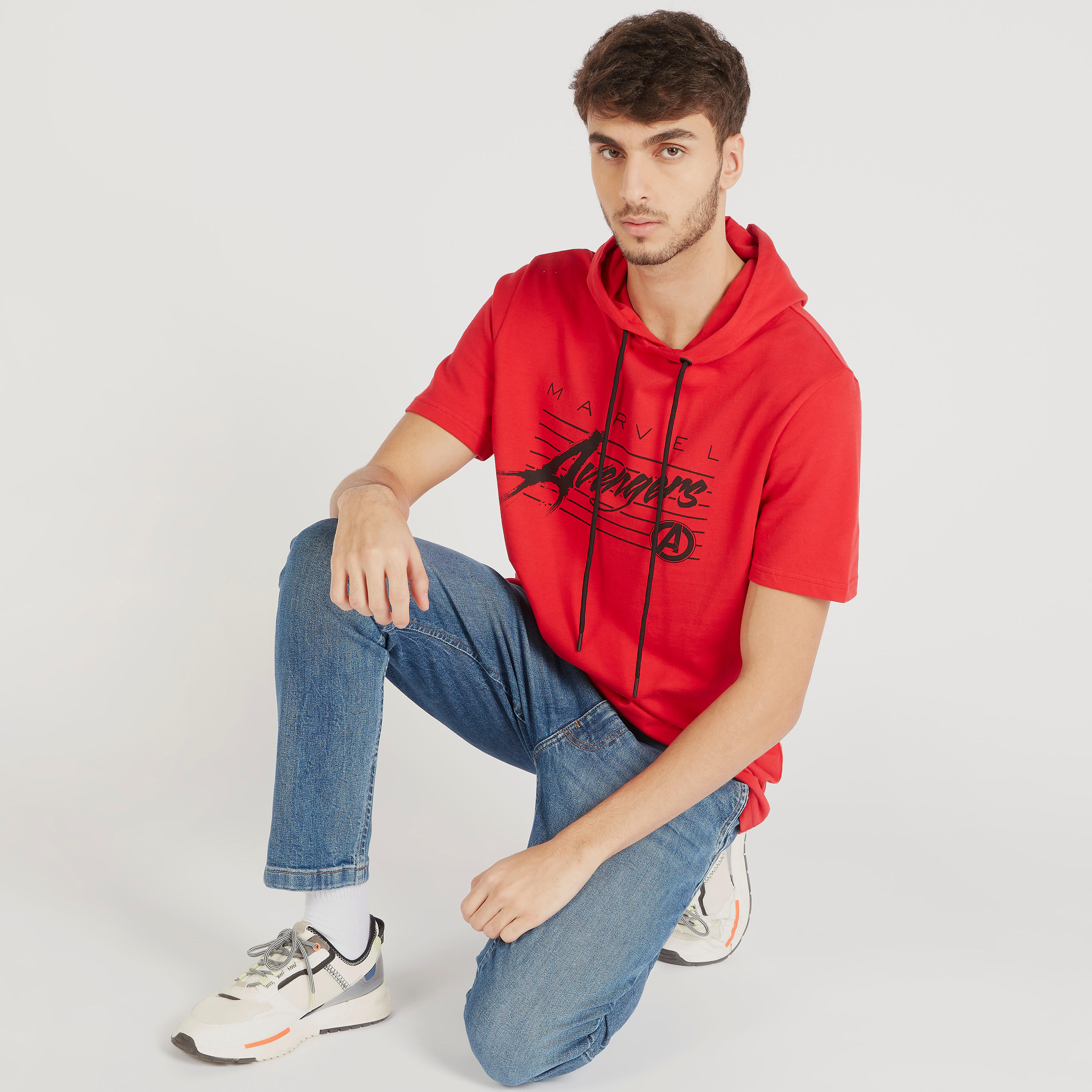 تيشيرت بأكمام قصيرة وياقة بقبّعة وطبعات أفينجرز-men-clothing-tshirtsandpolos-tshirts-image-2