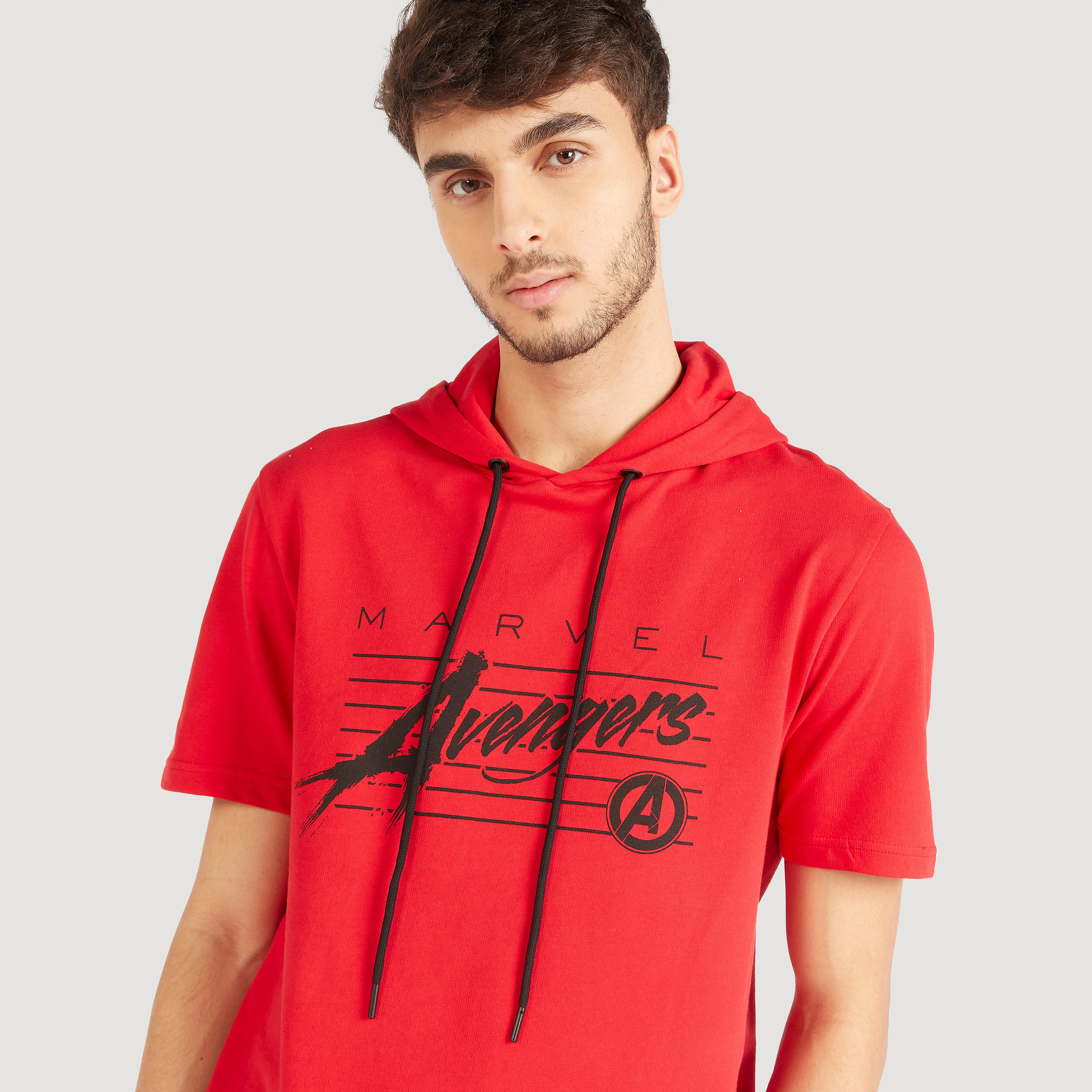 تيشيرت بأكمام قصيرة وياقة بقبّعة وطبعات أفينجرز-men-clothing-tshirtsandpolos-tshirts-image-3