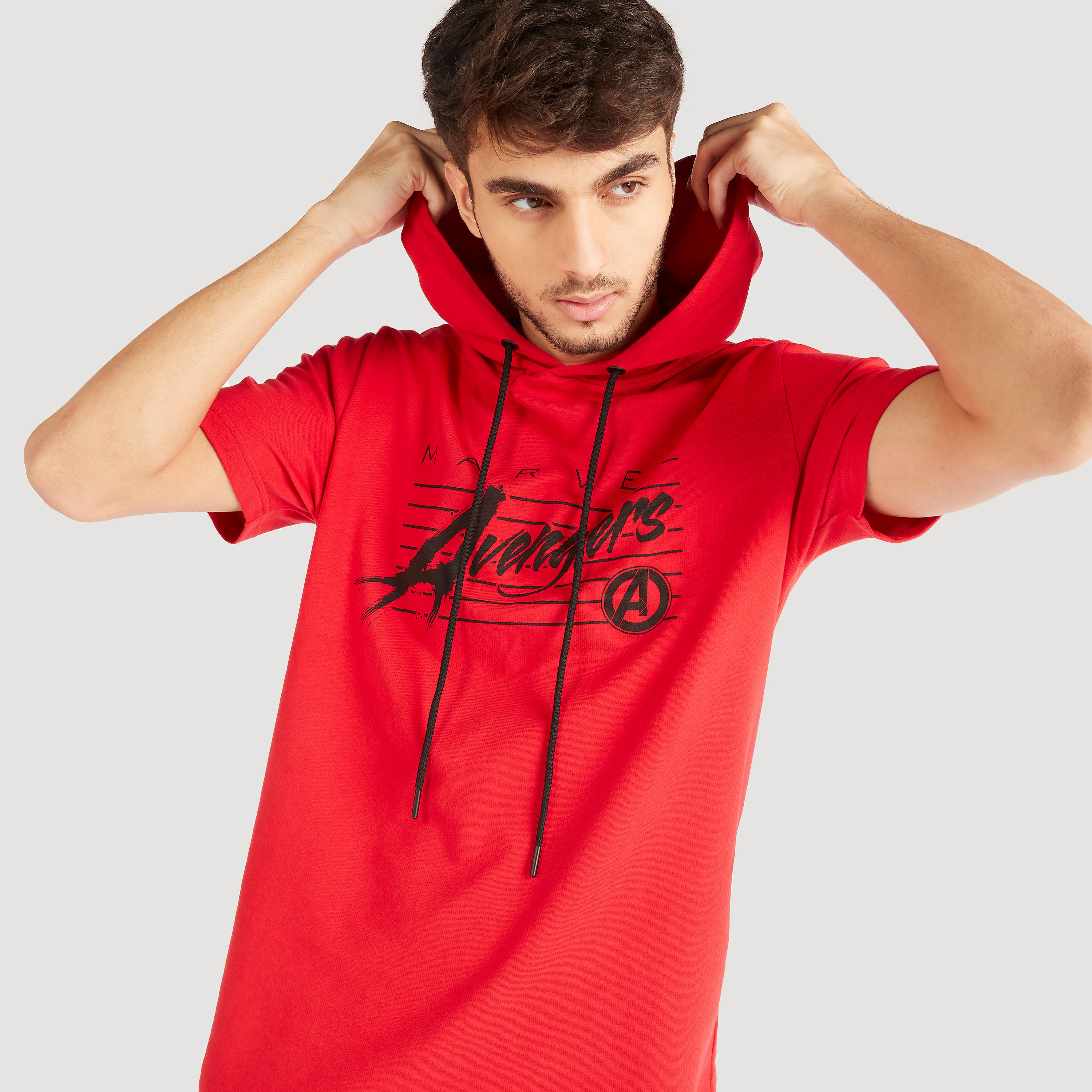 تيشيرت بأكمام قصيرة وياقة بقبّعة وطبعات أفينجرز-men-clothing-tshirtsandpolos-tshirts-image-5