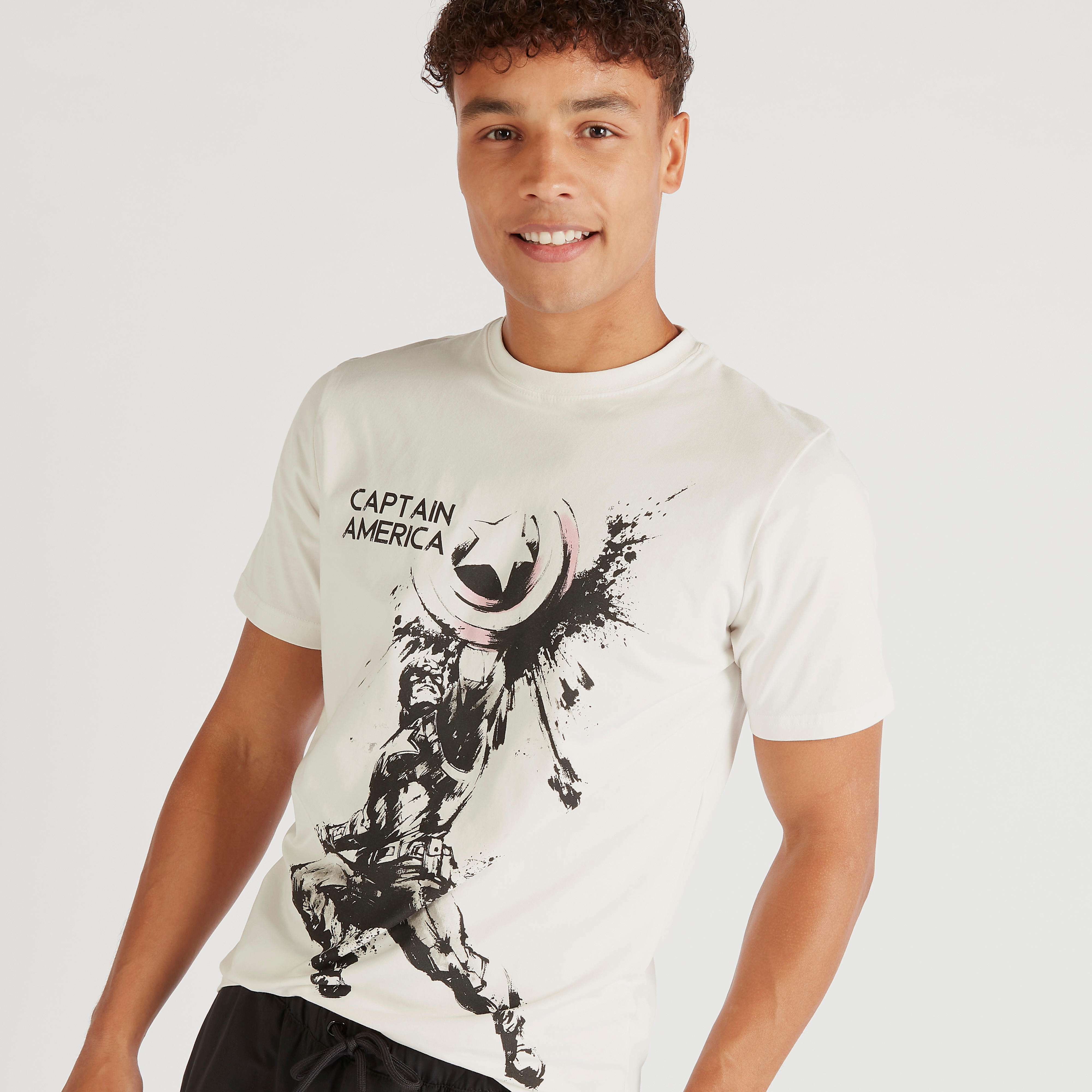 تيشيرت بياقة ضيقة وطبعات كابتن أمريكا-men-clothing-tshirtsandpolos-tshirts-image-3