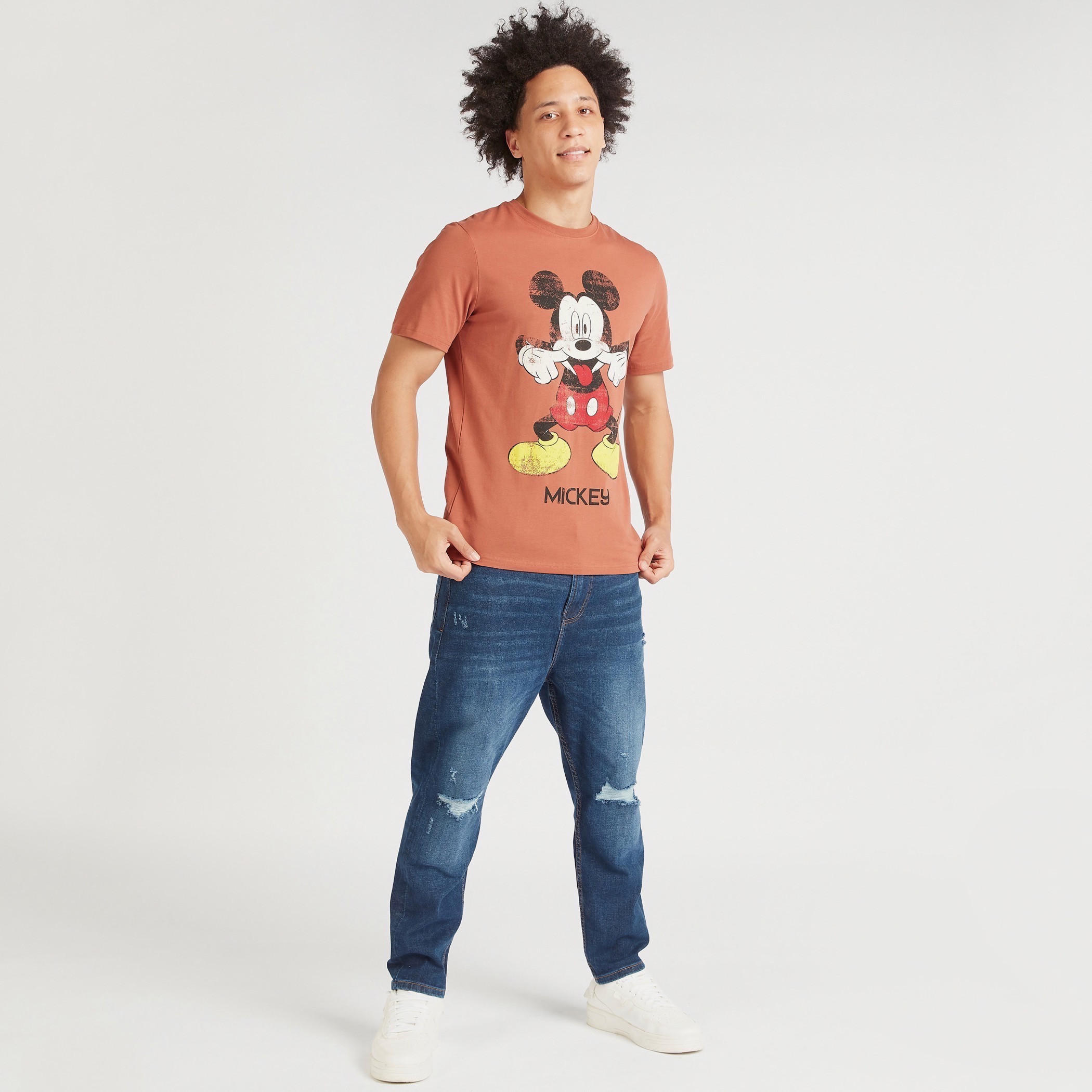تيشيرت بياقة ضيّقة وأكمام قصيرة وطبعات ميكي ماوس-men-clothing-tshirtsandpolos-tshirts-image-2
