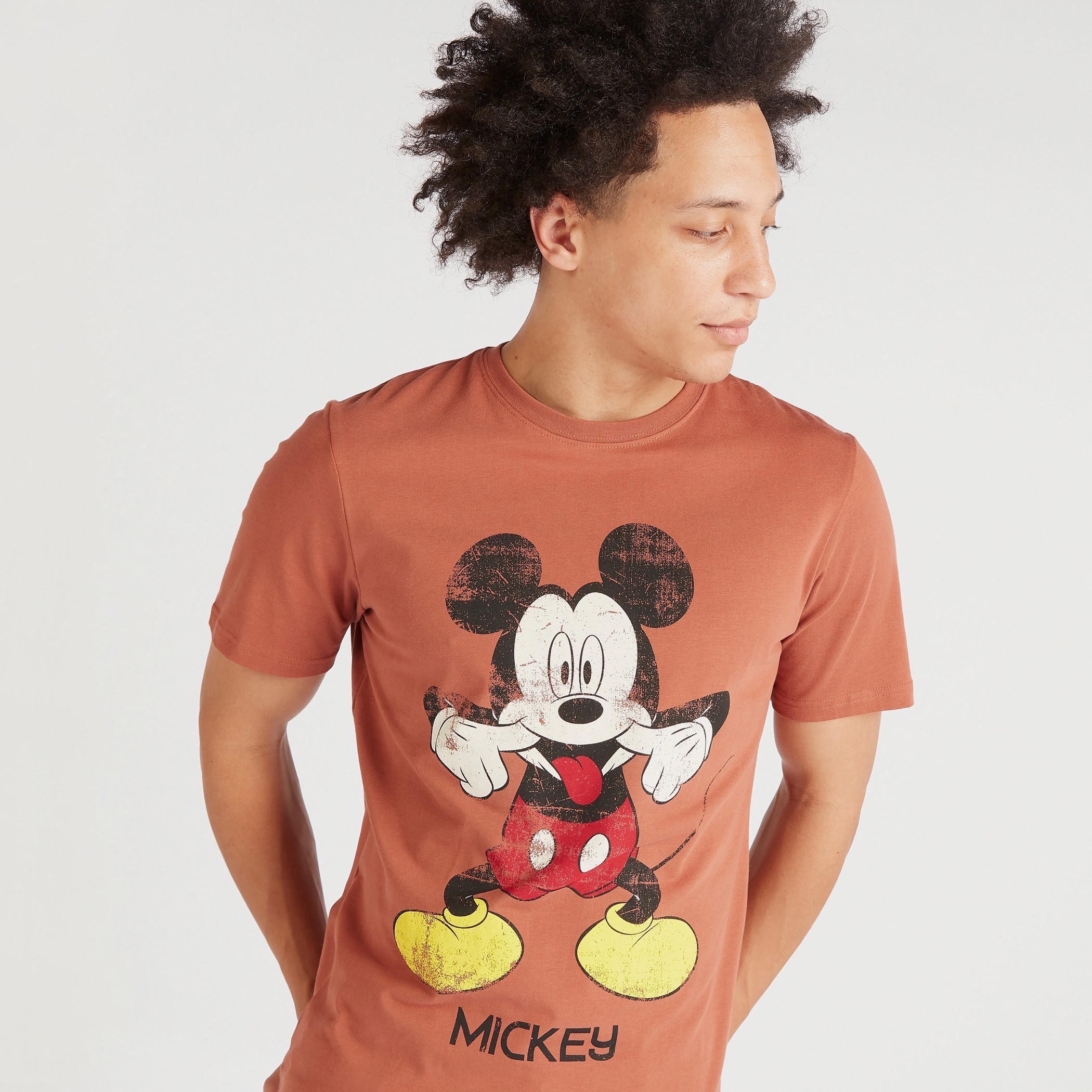 تيشيرت بياقة ضيّقة وأكمام قصيرة وطبعات ميكي ماوس-men-clothing-tshirtsandpolos-tshirts-image-3