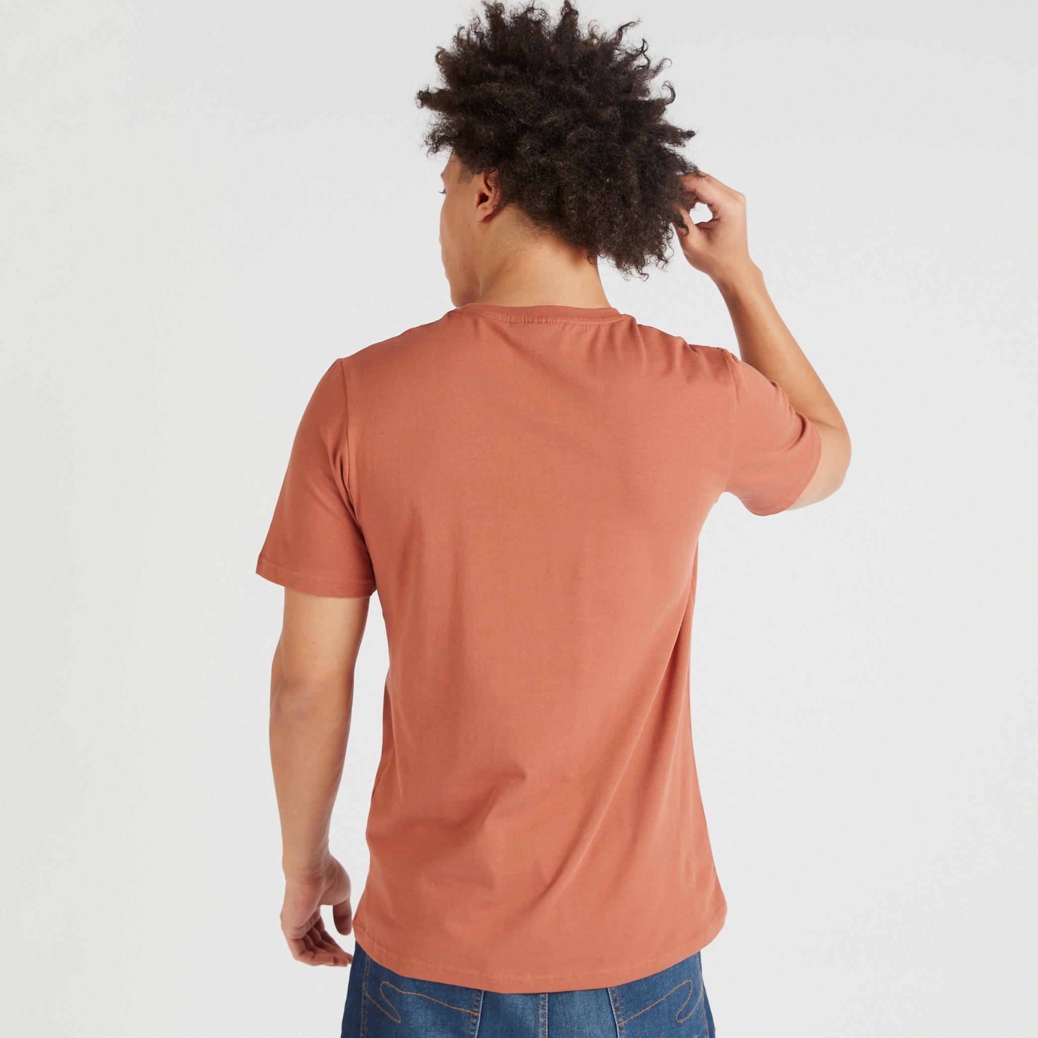 تيشيرت بياقة ضيّقة وأكمام قصيرة وطبعات ميكي ماوس-men-clothing-tshirtsandpolos-tshirts-image-4