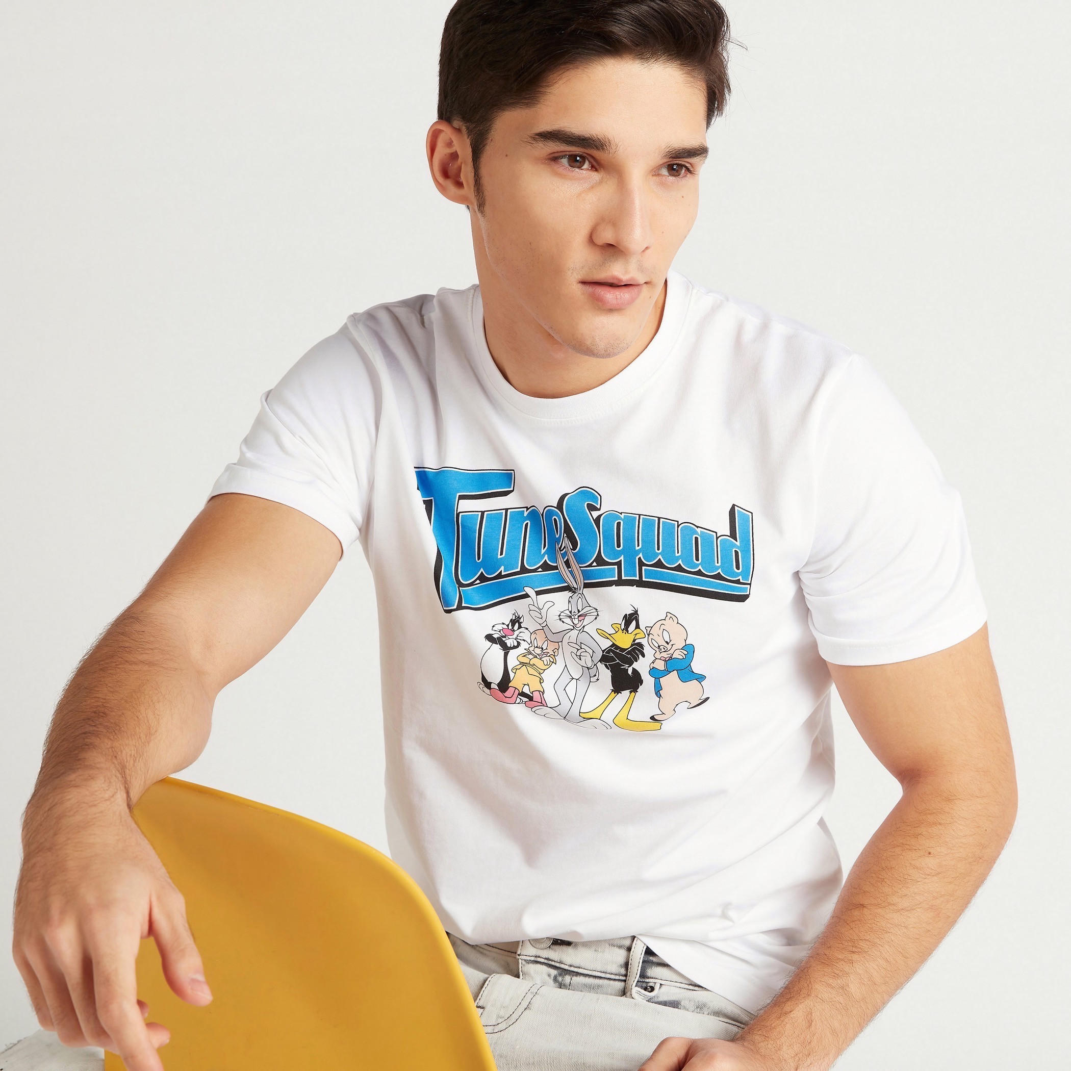 تيشيرت بياقة ضيّقة وأكمام قصيرة وطبعات تيون سكواد-men-clothing-tshirtsandpolos-tshirts-image-1