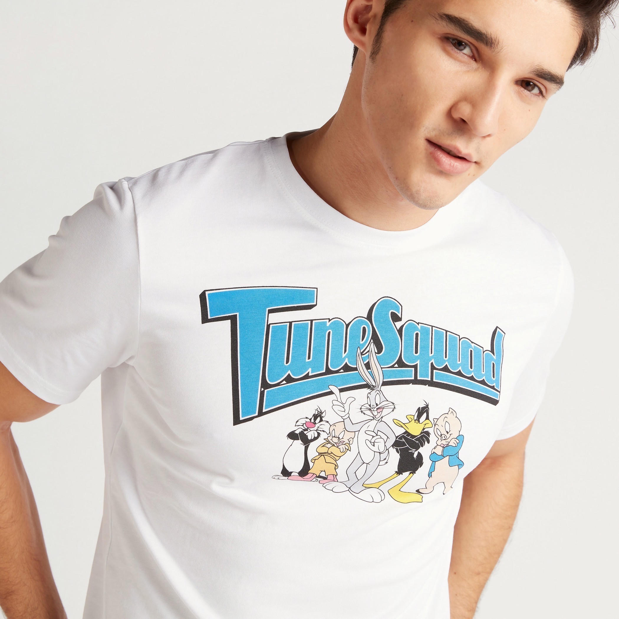 تيشيرت بياقة ضيّقة وأكمام قصيرة وطبعات تيون سكواد-men-clothing-tshirtsandpolos-tshirts-image-3