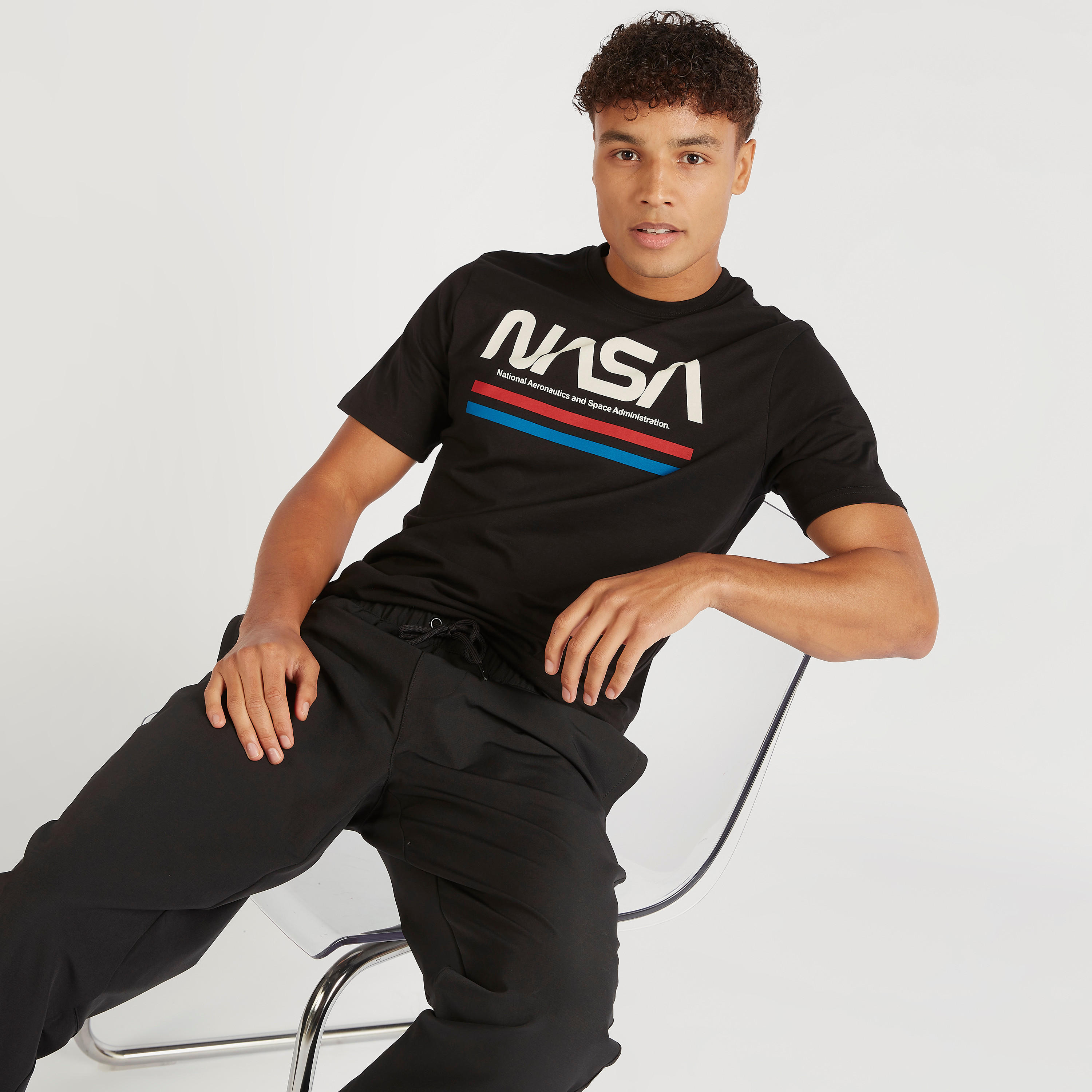 تيشيرت بياقة ضيقة وأكمام قصيرة وطبعات ناسا-men-clothing-tshirtsandpolos-tshirts-image-5