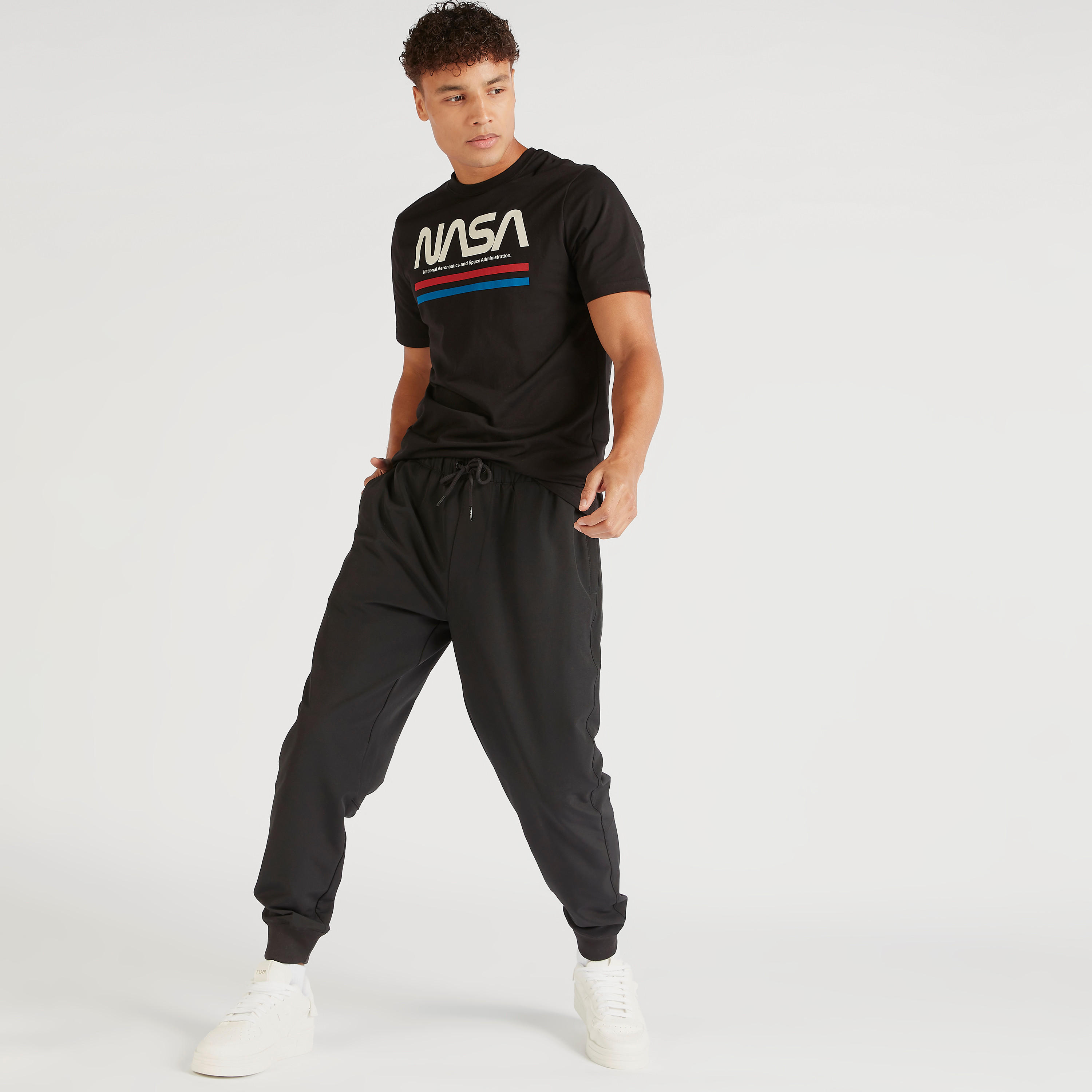 تيشيرت بياقة ضيقة وأكمام قصيرة وطبعات ناسا-men-clothing-tshirtsandpolos-tshirts-image-4