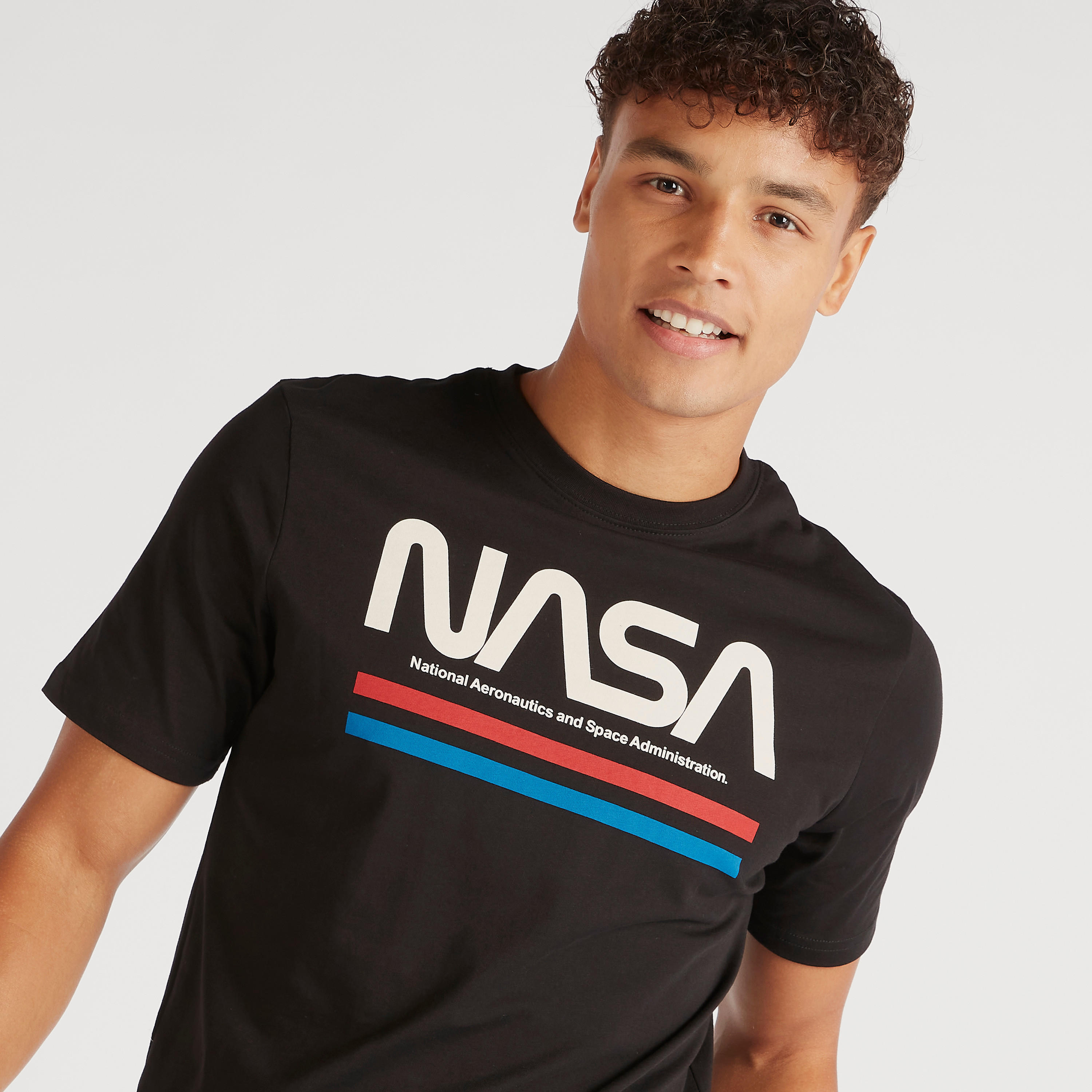 تيشيرت بياقة ضيقة وأكمام قصيرة وطبعات ناسا-men-clothing-tshirtsandpolos-tshirts-image-3