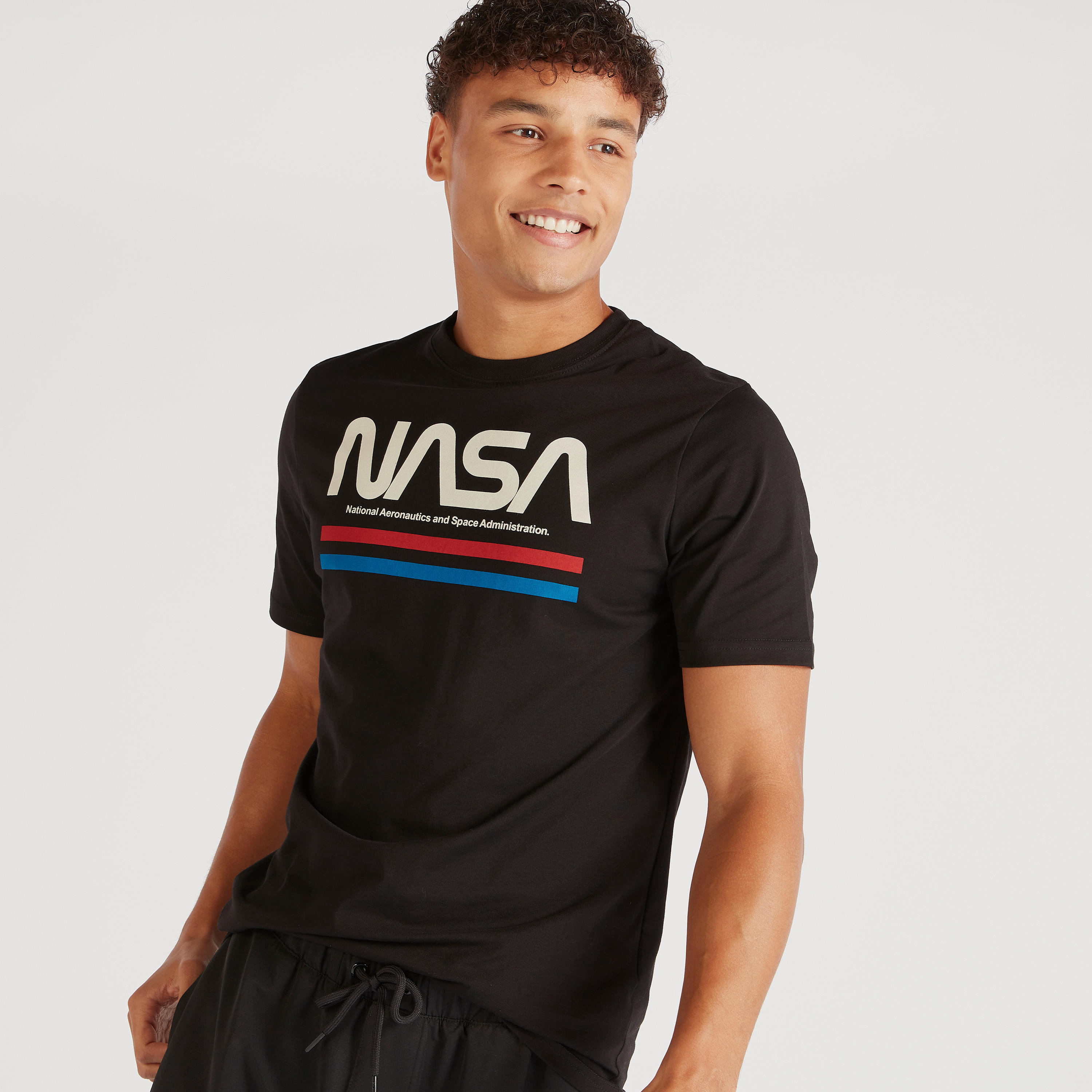 تيشيرت بياقة ضيقة وأكمام قصيرة وطبعات ناسا-men-clothing-tshirtsandpolos-tshirts-image-1