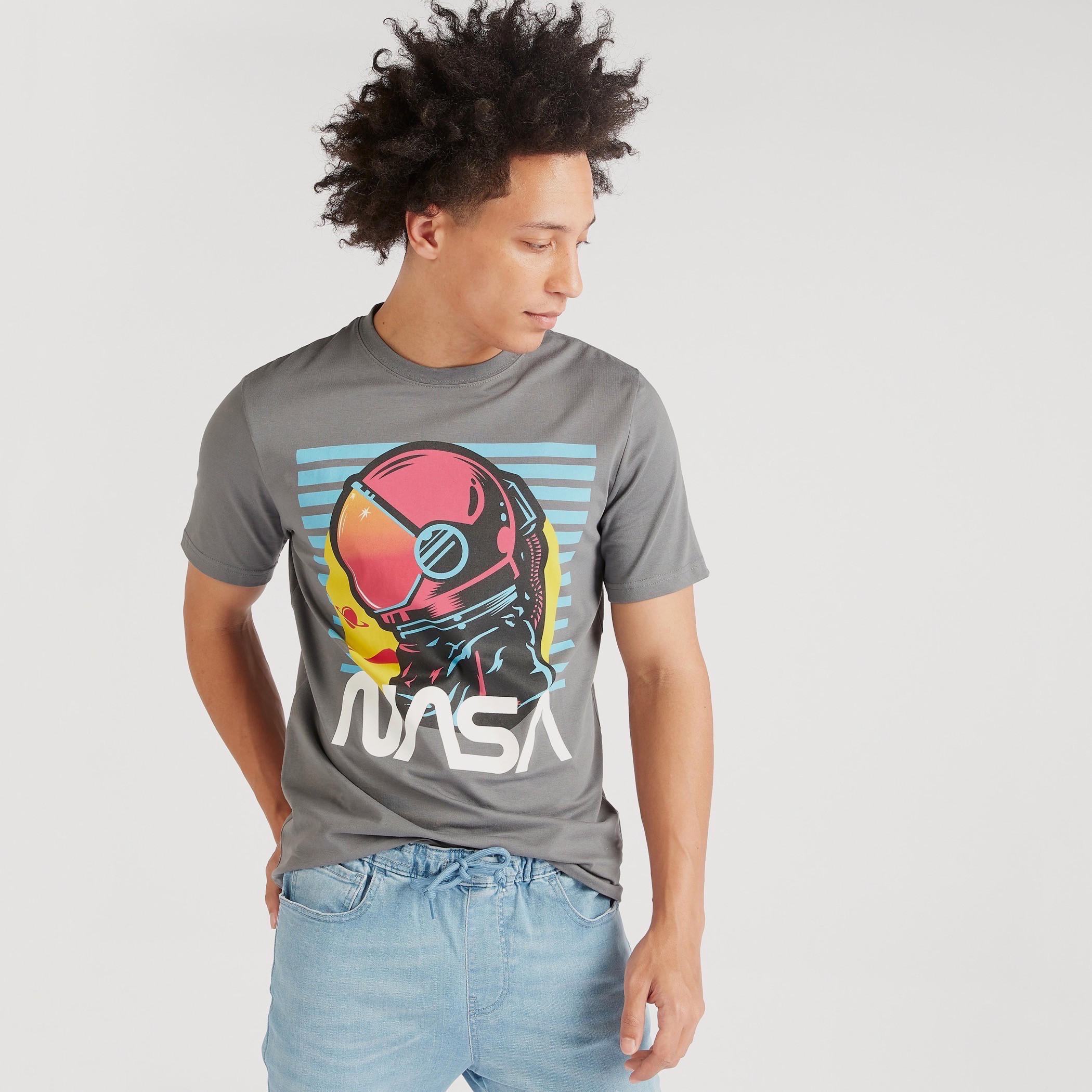 تيشيرت بياقة ضيقة وأكمام قصيرة وطبعات ناسا-men-clothing-tshirtsandpolos-tshirts-image-1