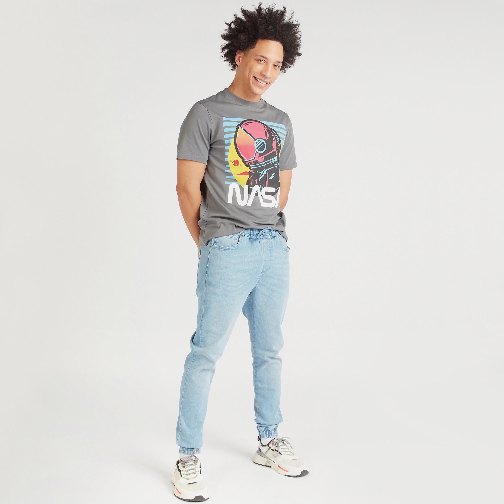 تيشيرت بياقة ضيقة وأكمام قصيرة وطبعات ناسا-men-clothing-tshirtsandpolos-tshirts-image-2