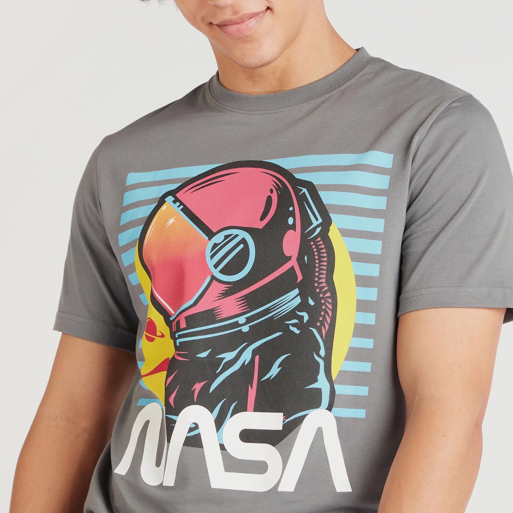 تيشيرت بياقة ضيقة وأكمام قصيرة وطبعات ناسا-men-clothing-tshirtsandpolos-tshirts-image-3