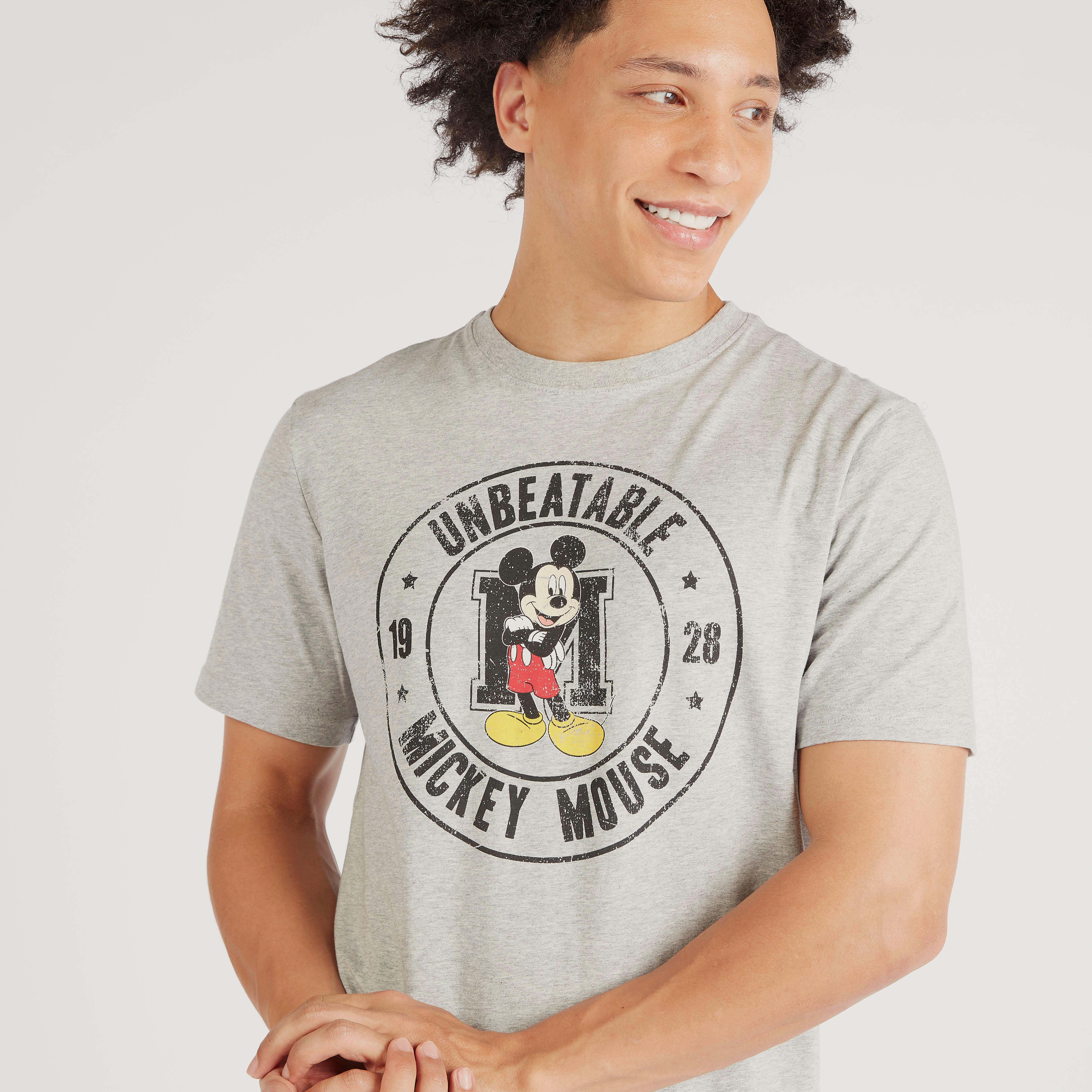 تيشيرت بياقة ضيّقة وأكمام قصيرة وطبعات ميكي ماوس-men-clothing-tshirtsandpolos-tshirts-image-5