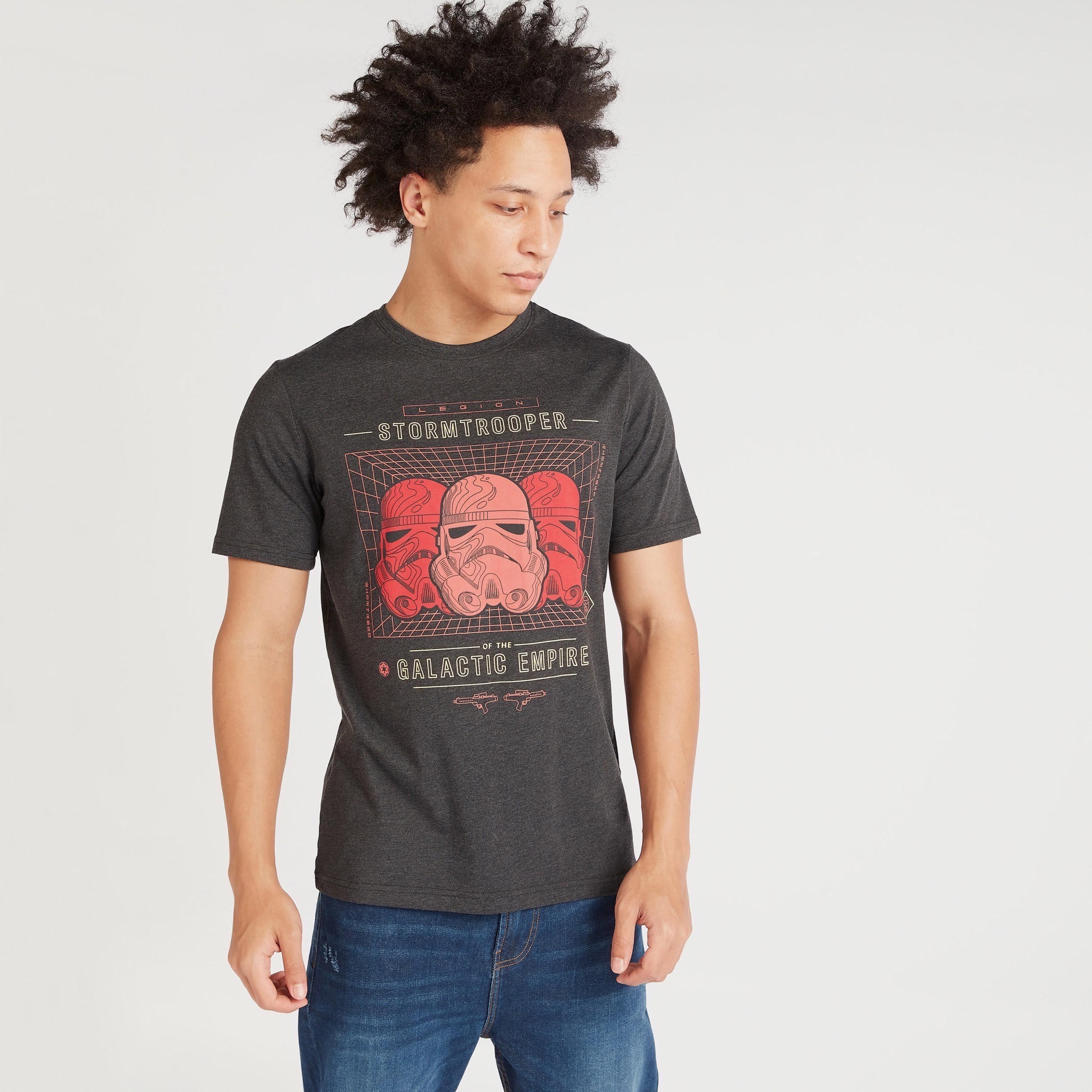 تيشيرت بياقة ضيّقة وأكمام قصيرة وطبعات ستورم تروبر-men-clothing-tshirtsandpolos-tshirts-image-1