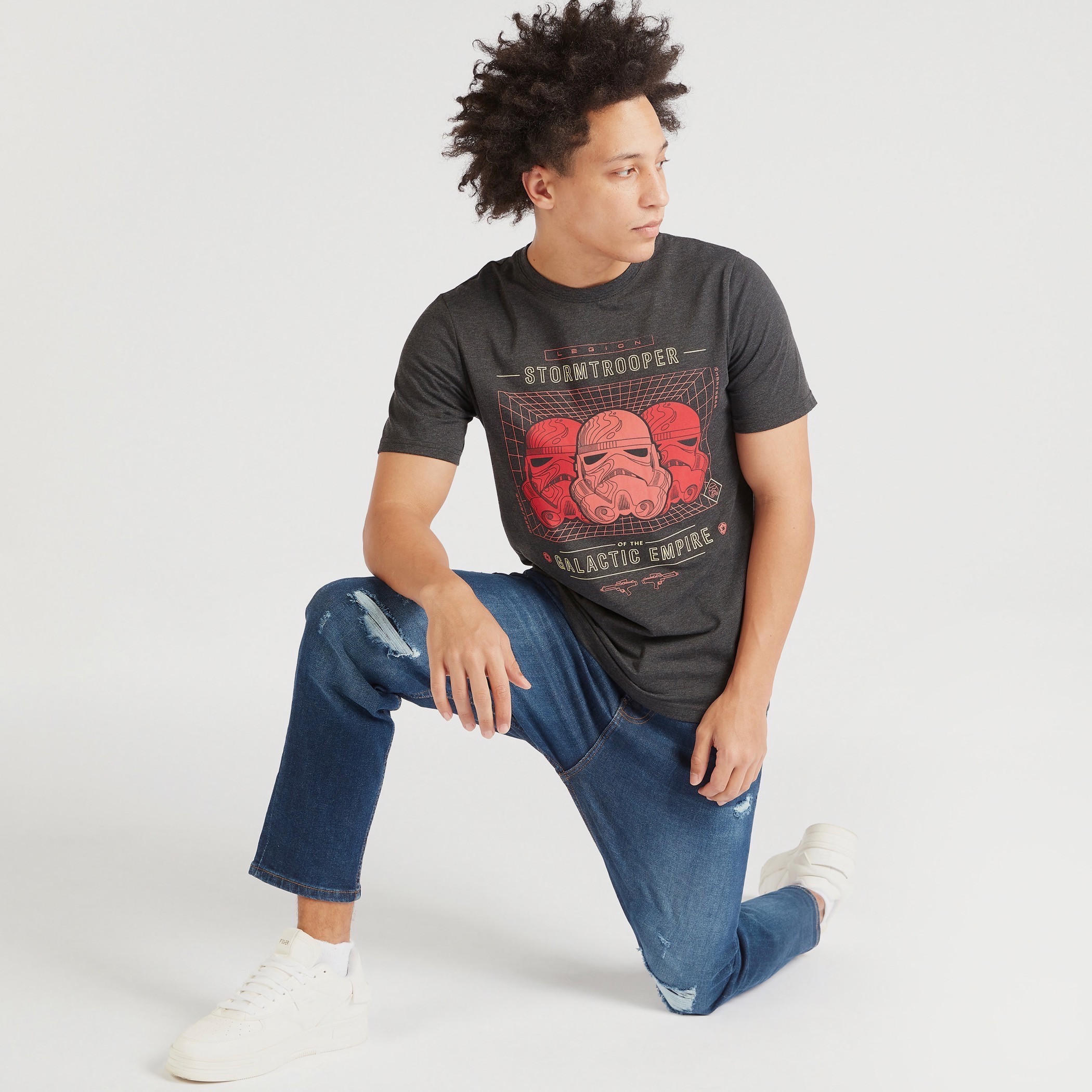تيشيرت بياقة ضيّقة وأكمام قصيرة وطبعات ستورم تروبر-men-clothing-tshirtsandpolos-tshirts-image-2