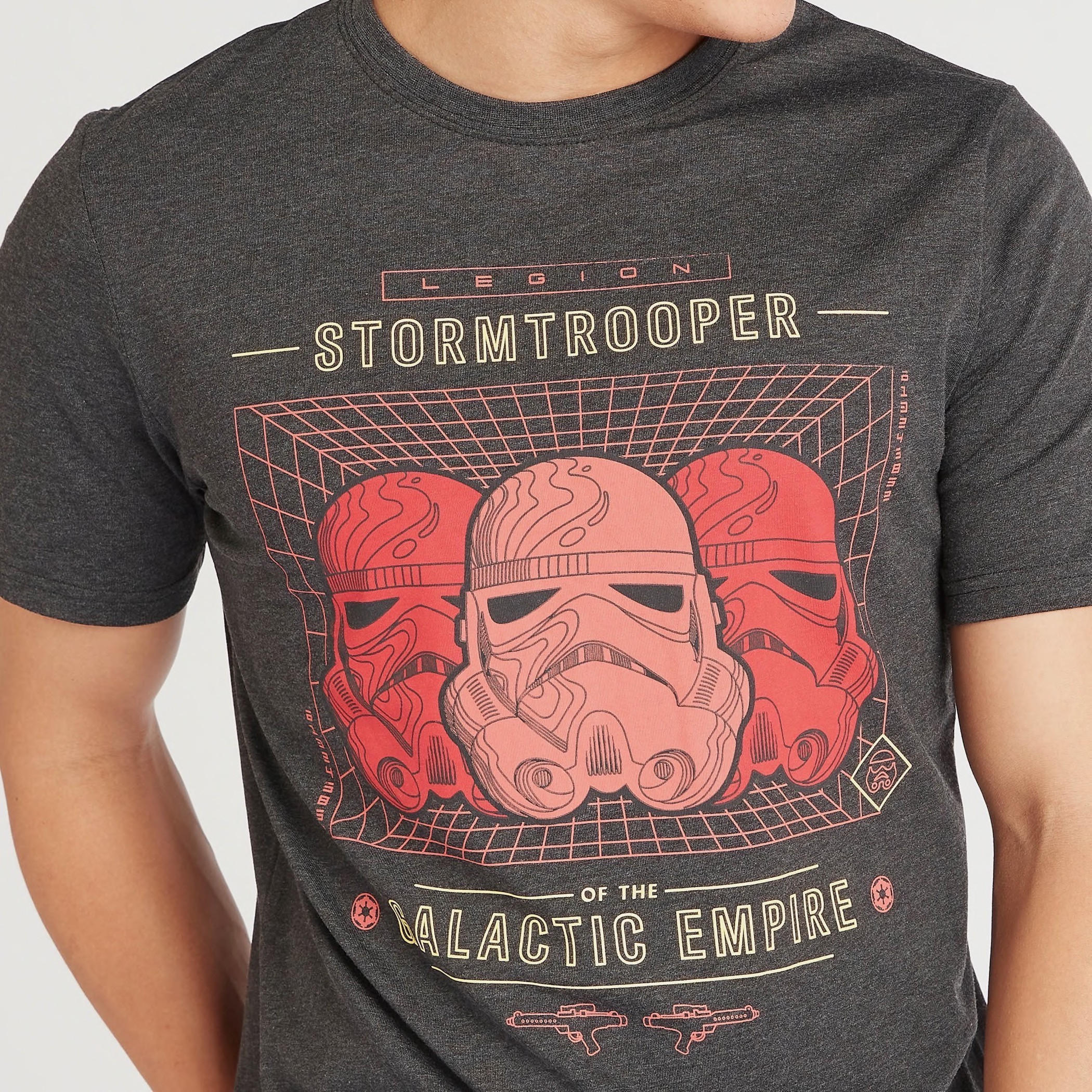 تيشيرت بياقة ضيّقة وأكمام قصيرة وطبعات ستورم تروبر-men-clothing-tshirtsandpolos-tshirts-image-3
