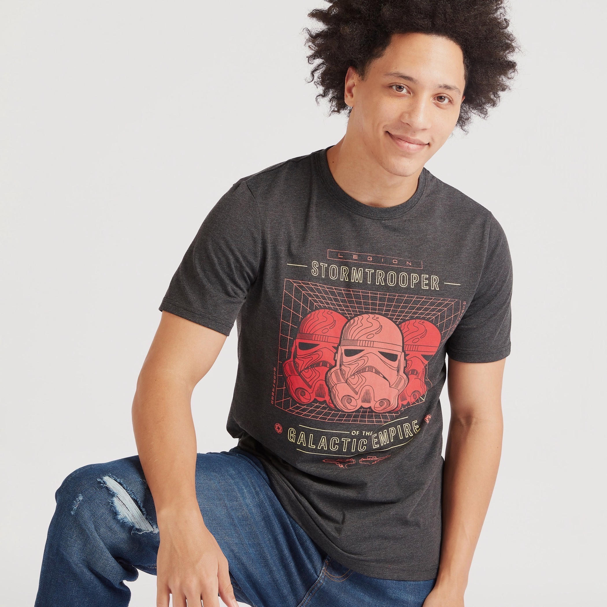 تيشيرت بياقة ضيّقة وأكمام قصيرة وطبعات ستورم تروبر-men-clothing-tshirtsandpolos-tshirts-image-5