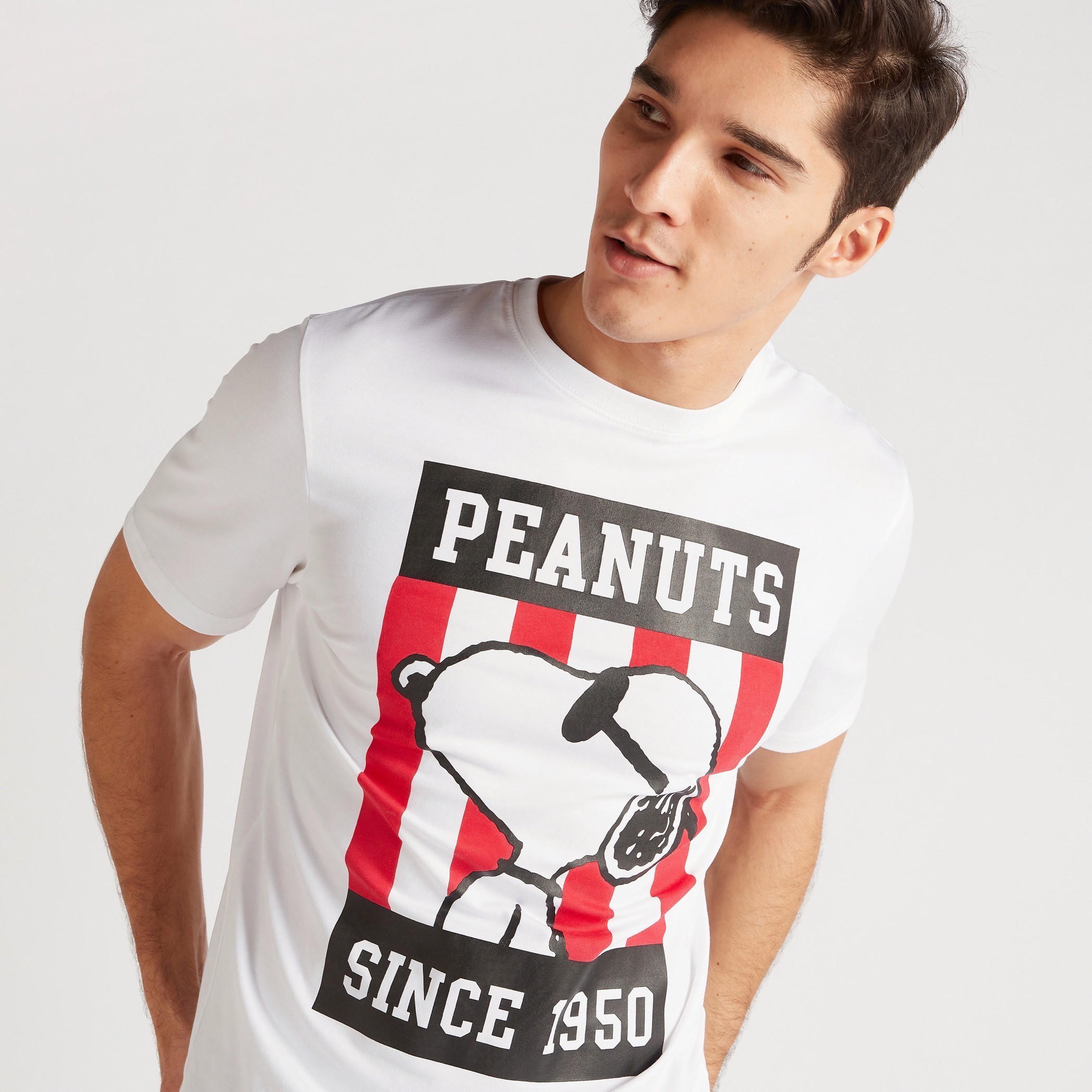 تيشيرت بياقة ضيّقة وأكمام قصيرة وطبعات سنوبي دوغ-men-clothing-tshirtsandpolos-tshirts-image-3