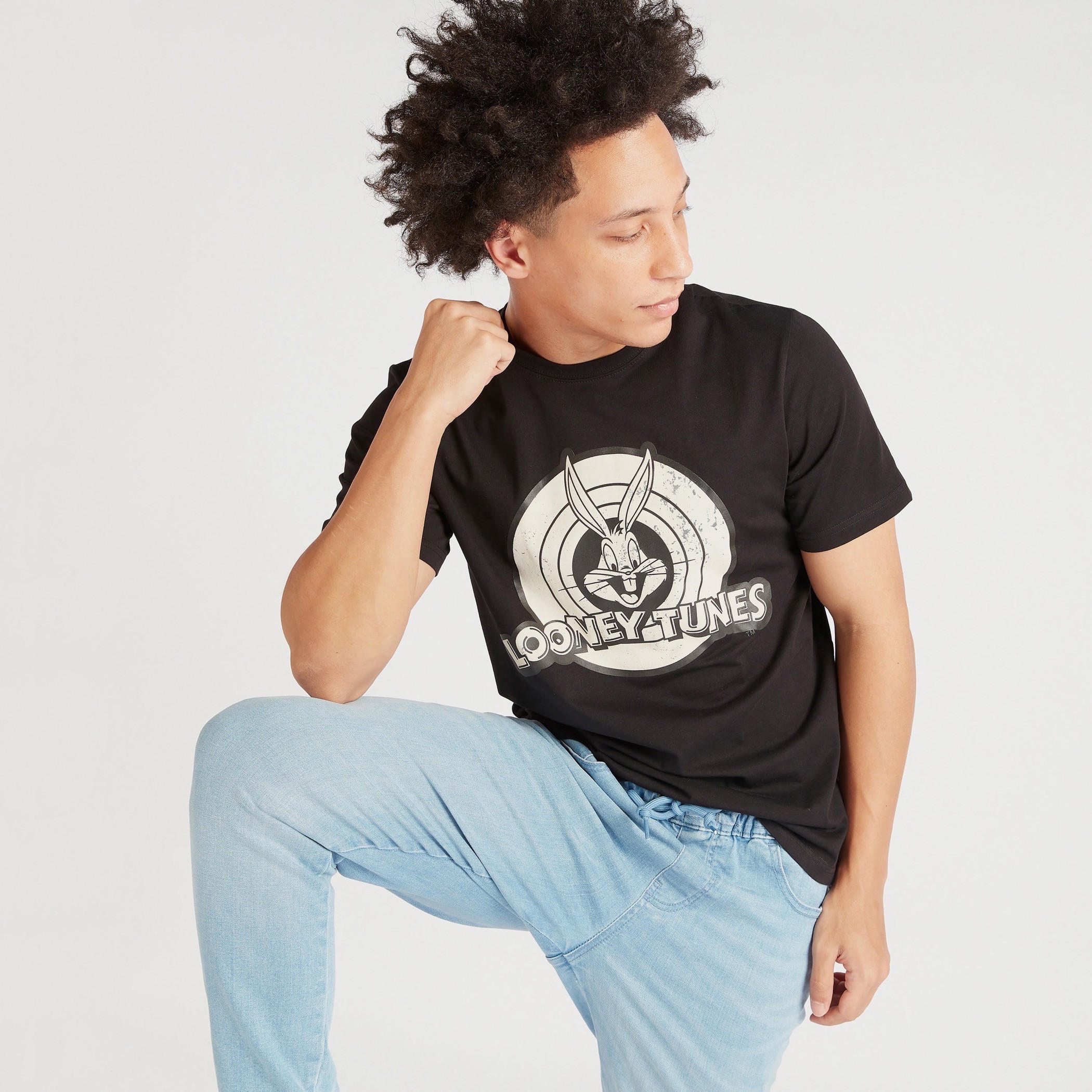 تيشيرت بياقة ضيقة وأكمام قصيرة وطبعات لوني تيونز-men-clothing-tshirtsandpolos-tshirts-image-1