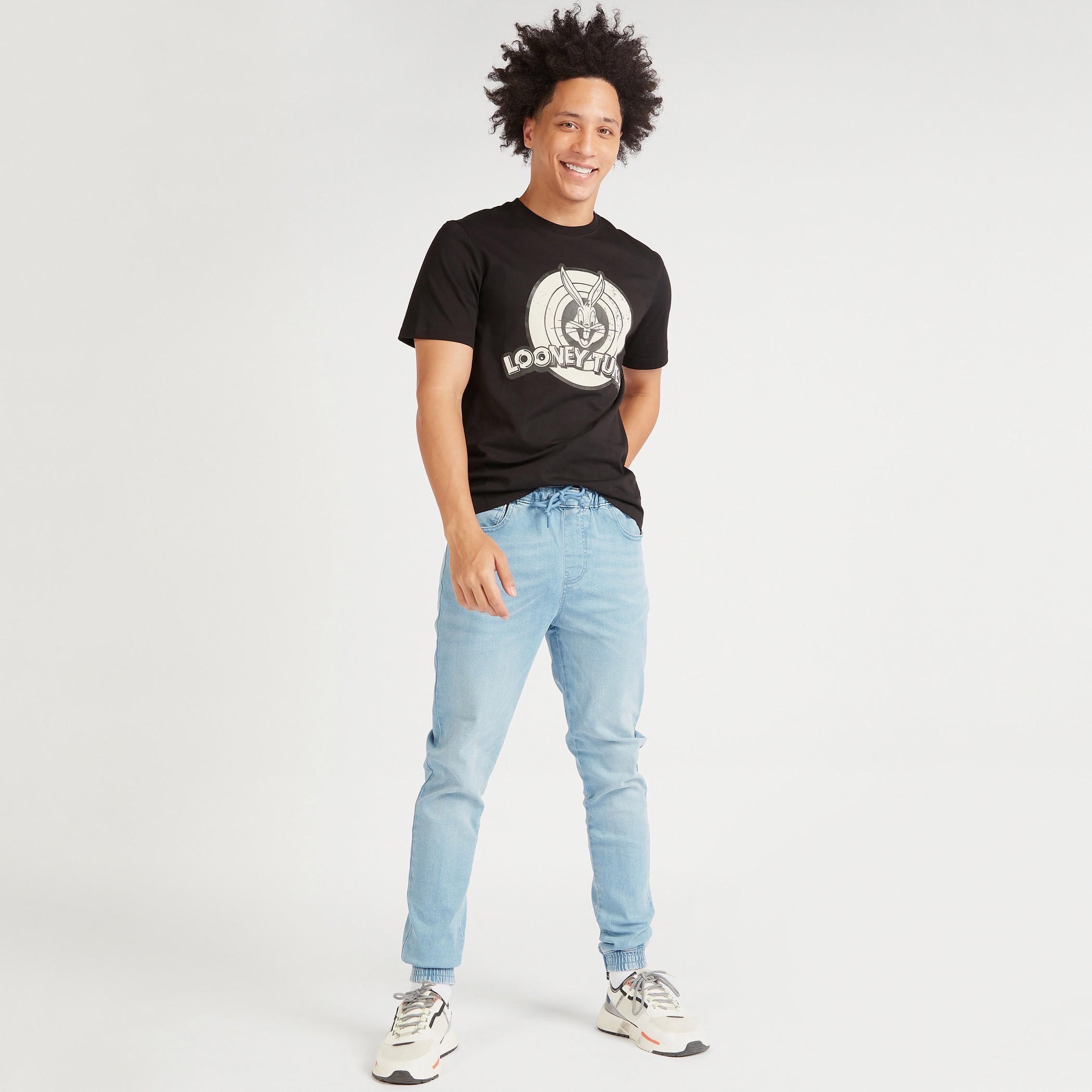 تيشيرت بياقة ضيقة وأكمام قصيرة وطبعات لوني تيونز-men-clothing-tshirtsandpolos-tshirts-image-2