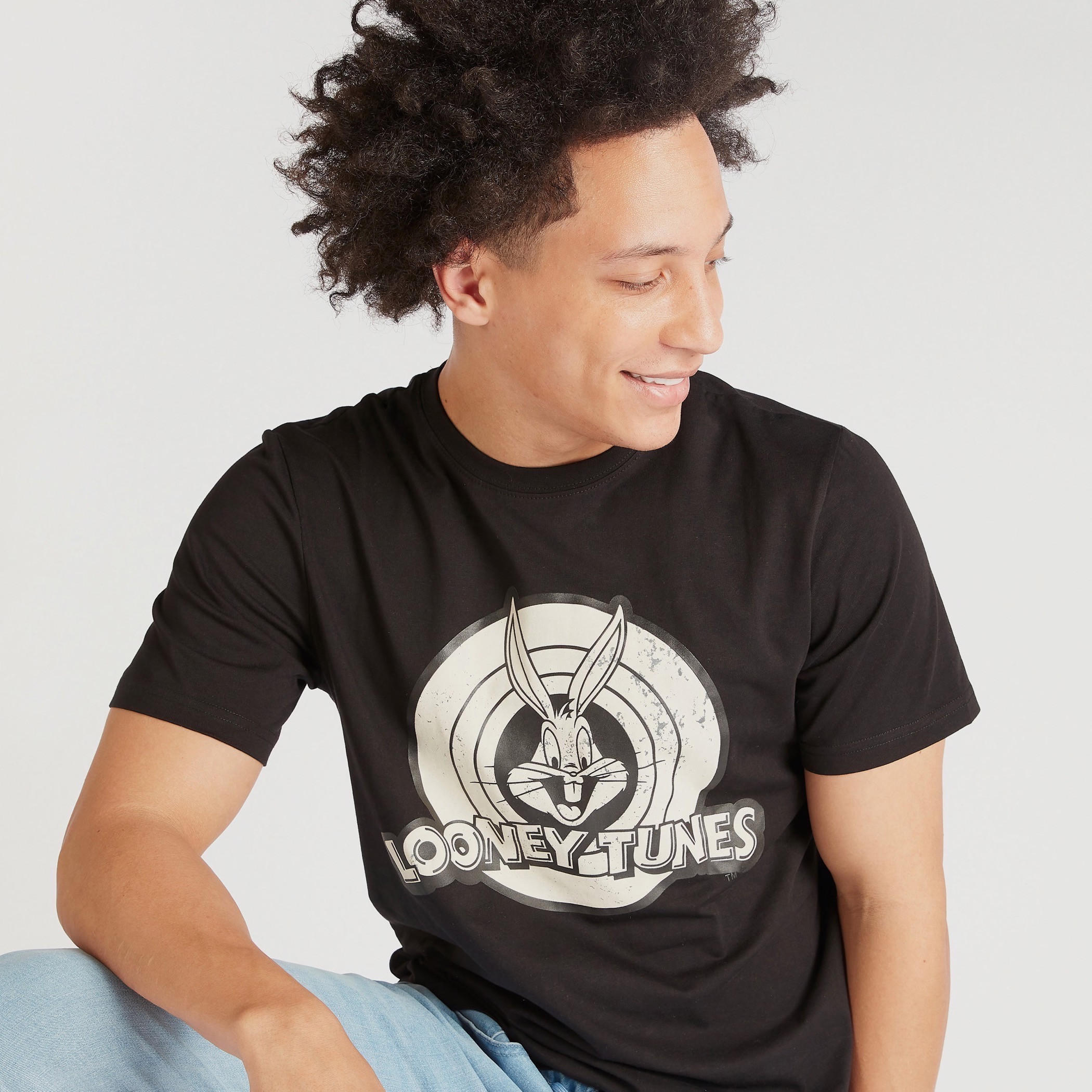 تيشيرت بياقة ضيقة وأكمام قصيرة وطبعات لوني تيونز-men-clothing-tshirtsandpolos-tshirts-image-3