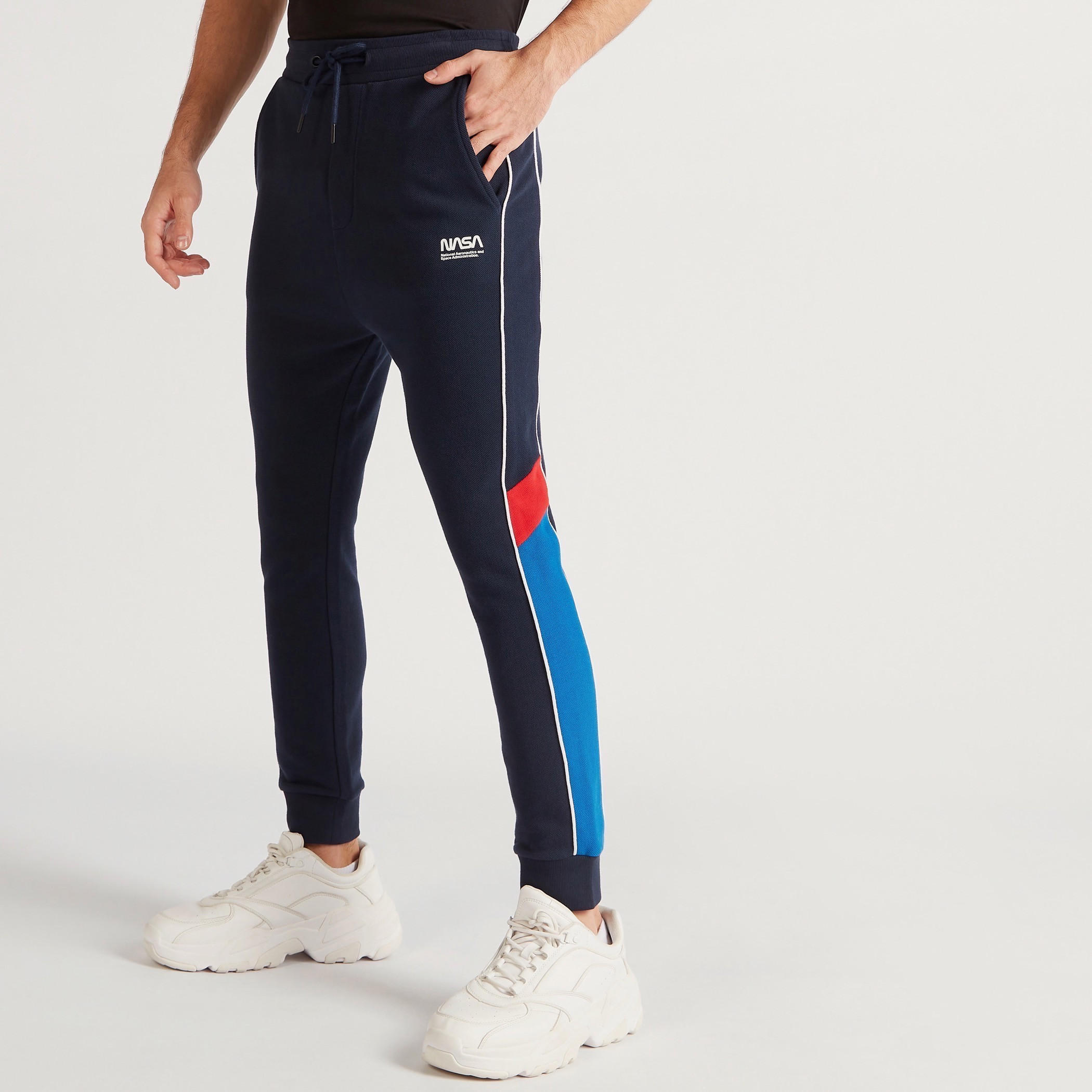 بنطلون رياضي برباط إغلاق وجيوب وطبعات ناسا-men-clothing-bottoms-joggers-image-1