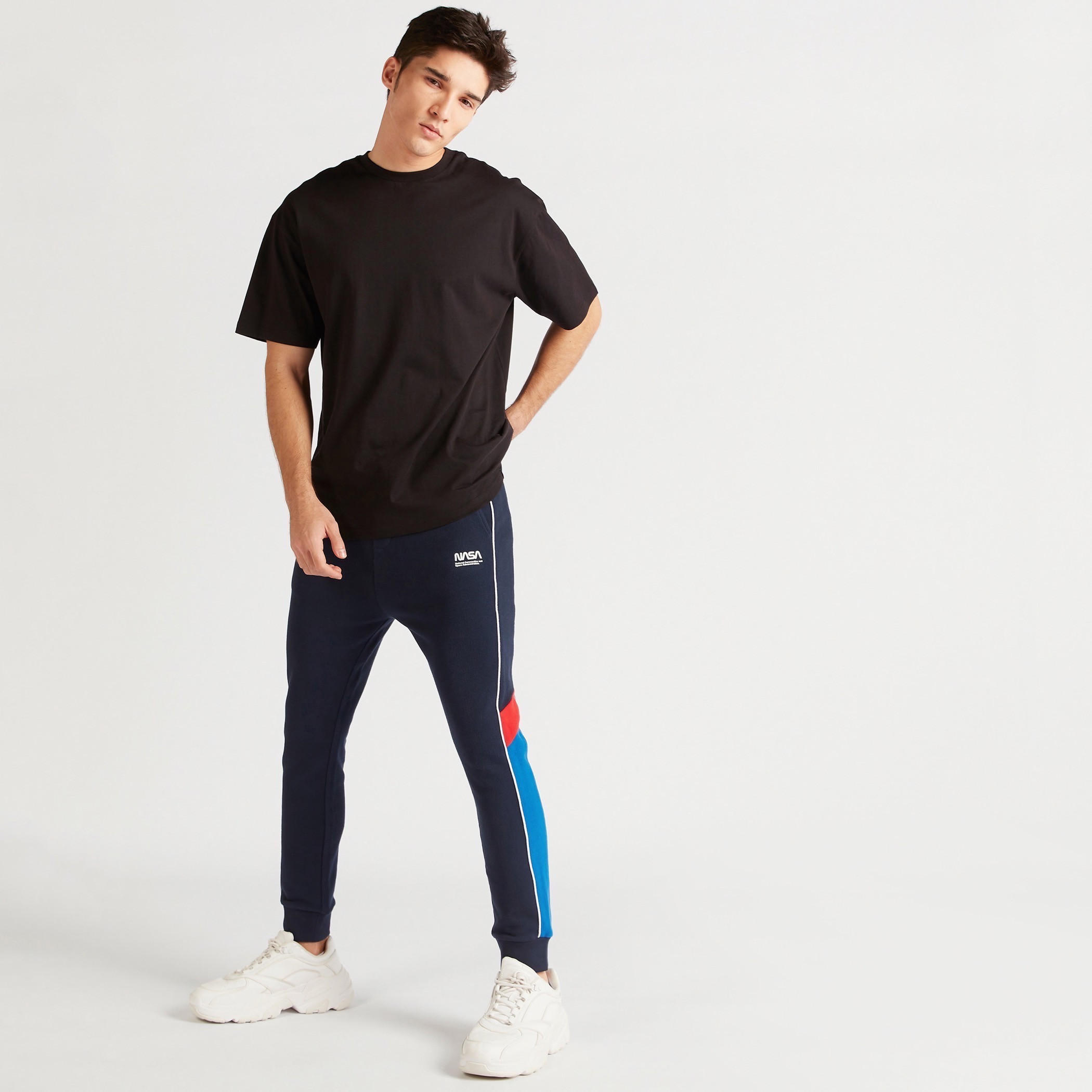 بنطلون رياضي برباط إغلاق وجيوب وطبعات ناسا-men-clothing-bottoms-joggers-image-2
