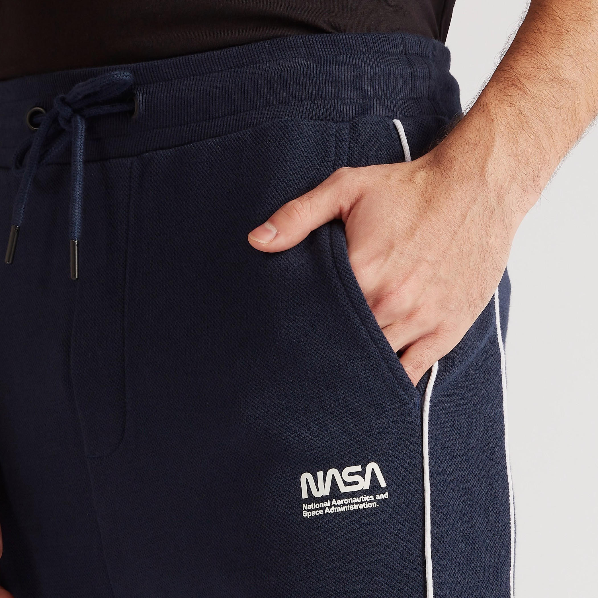 بنطلون رياضي برباط إغلاق وجيوب وطبعات ناسا-men-clothing-bottoms-joggers-image-3