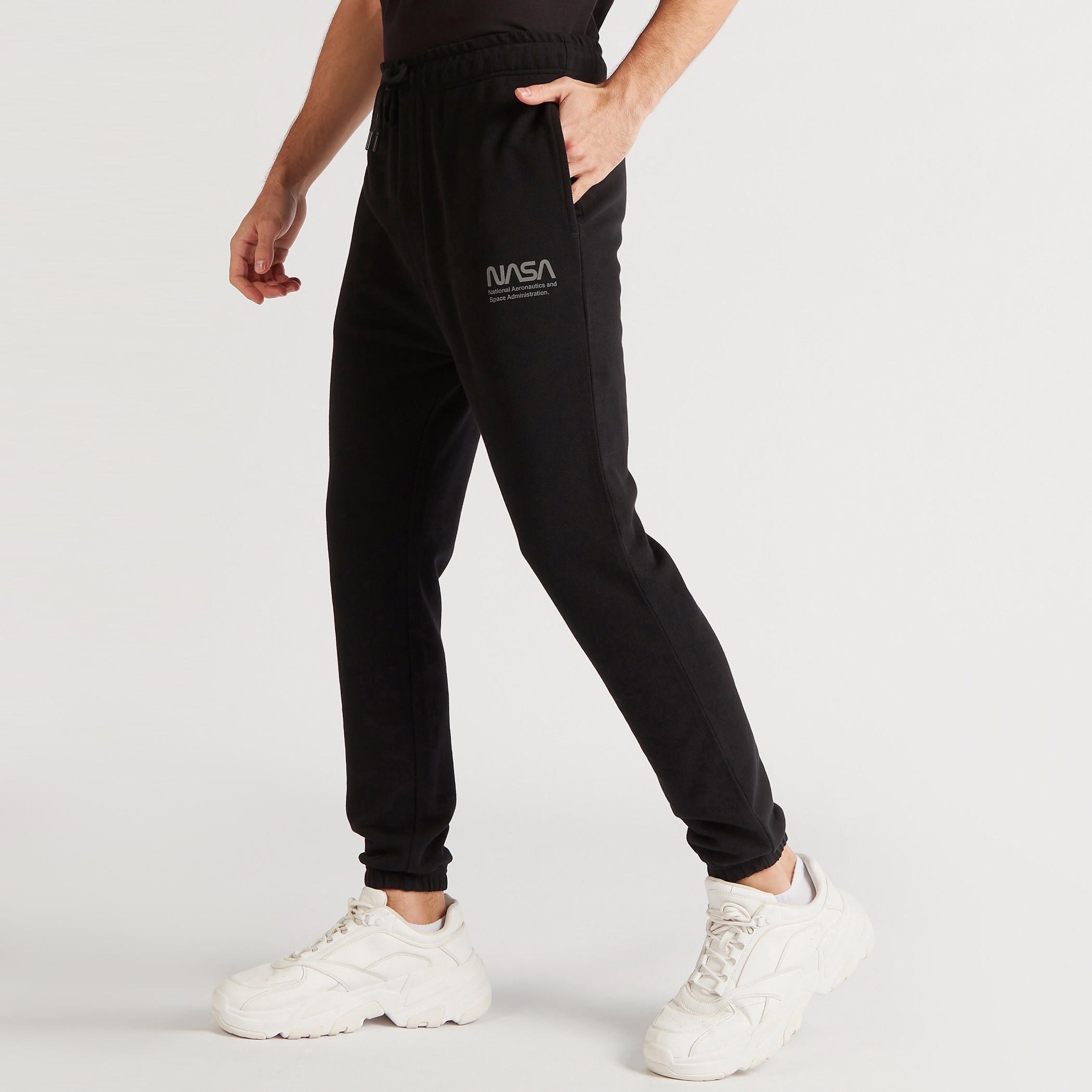 بنطلون رياضي برباط إغلاق وجيوب وطبعات ناسا-men-clothing-bottoms-joggers-image-4