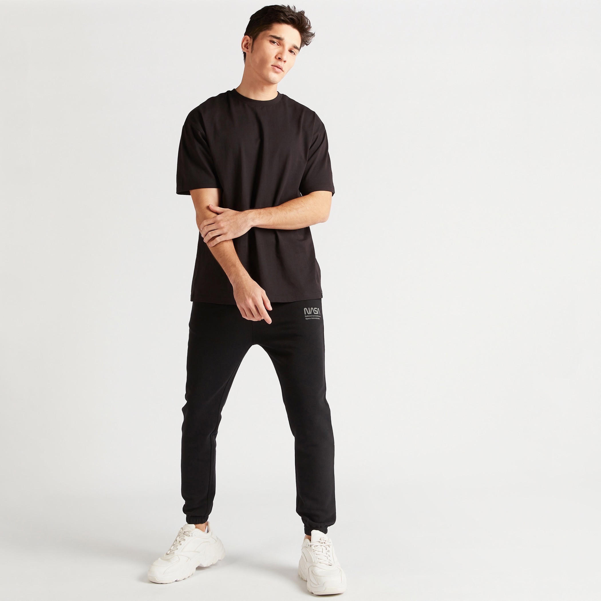 بنطلون رياضي برباط إغلاق وجيوب وطبعات ناسا-men-clothing-bottoms-joggers-image-3