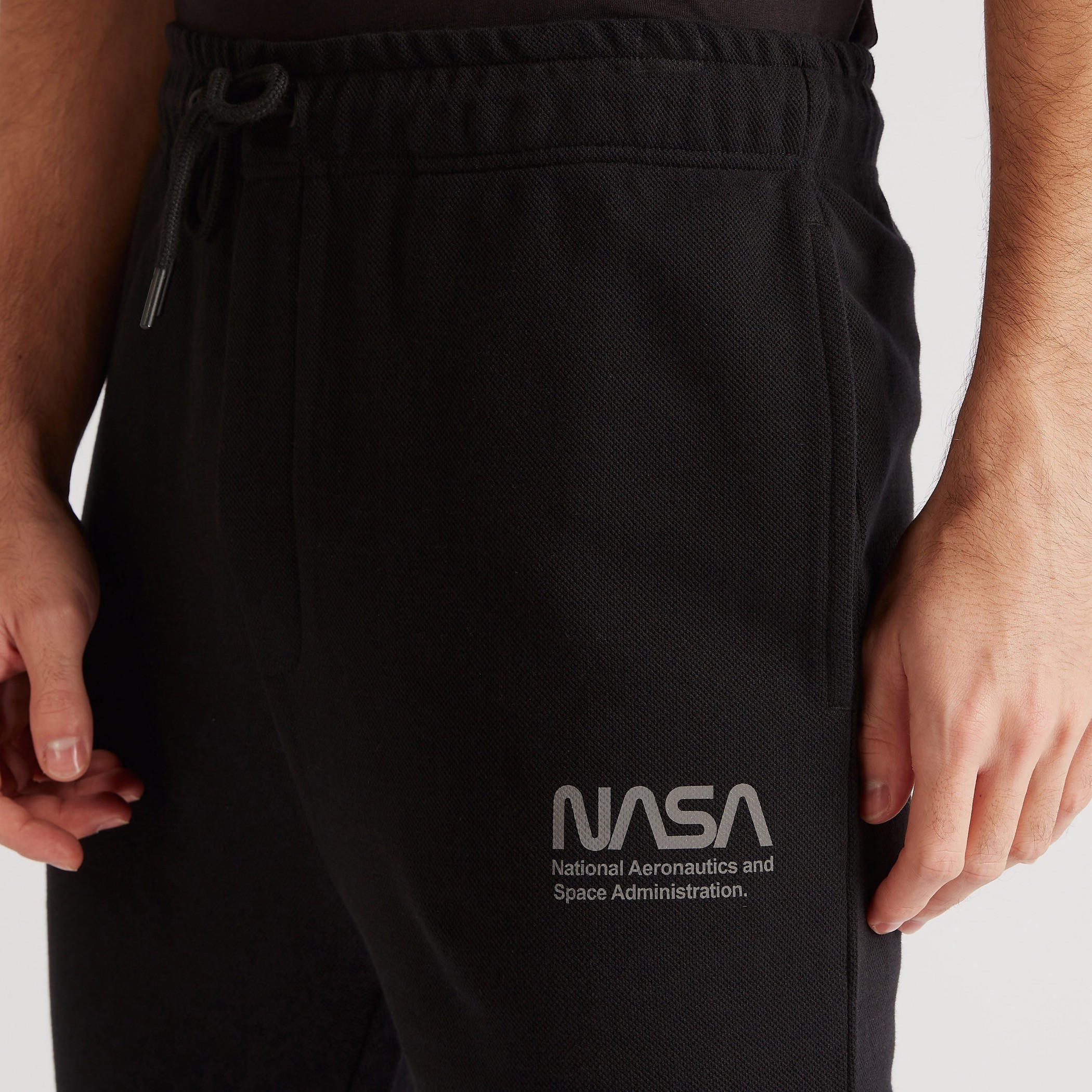 بنطلون رياضي برباط إغلاق وجيوب وطبعات ناسا-men-clothing-bottoms-joggers-image-2