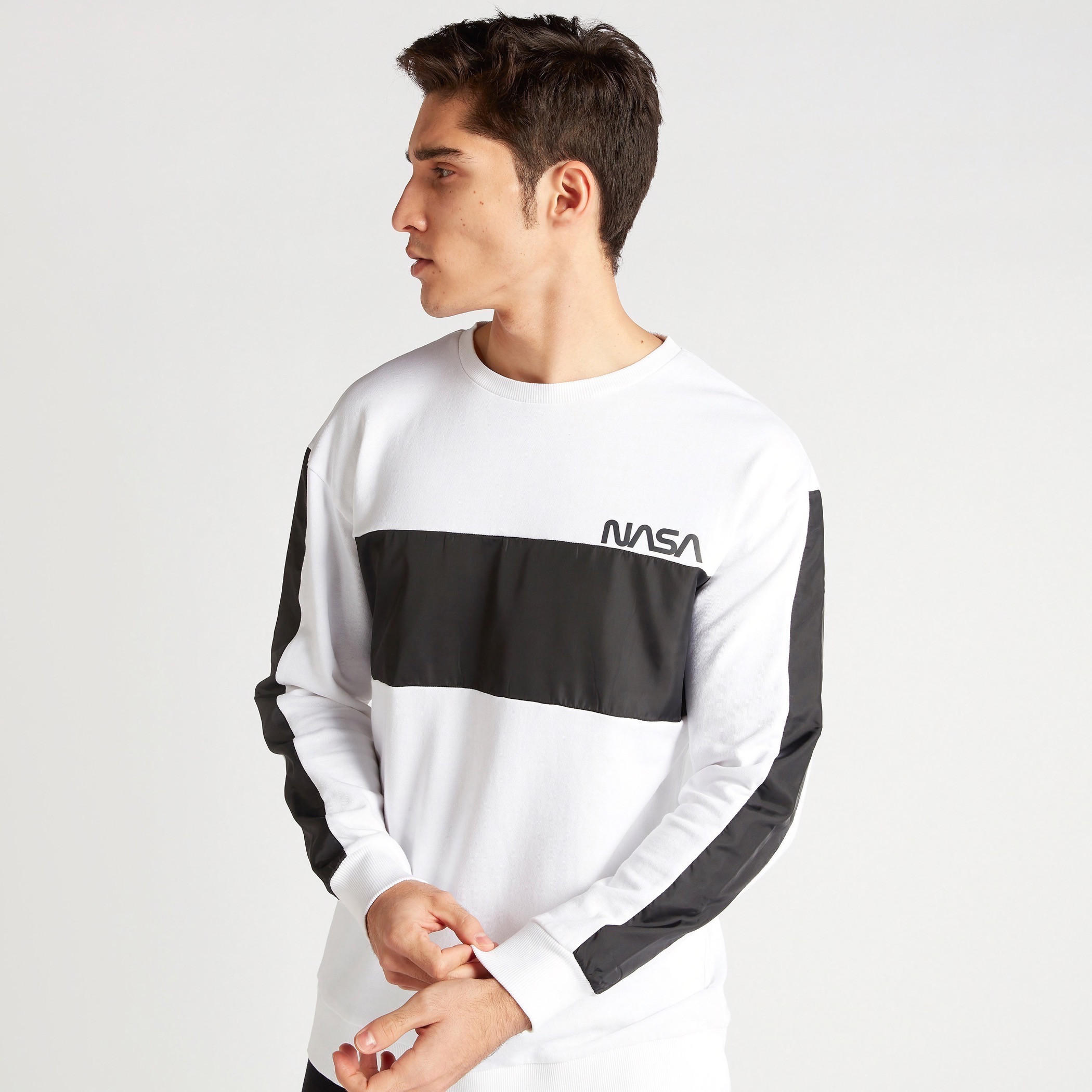 سويت شيرت بأكمام طويلة وياقة ضيّقة وطبعات ناسا-men-winterwear-hoodiesandsweatshirts-image-1
